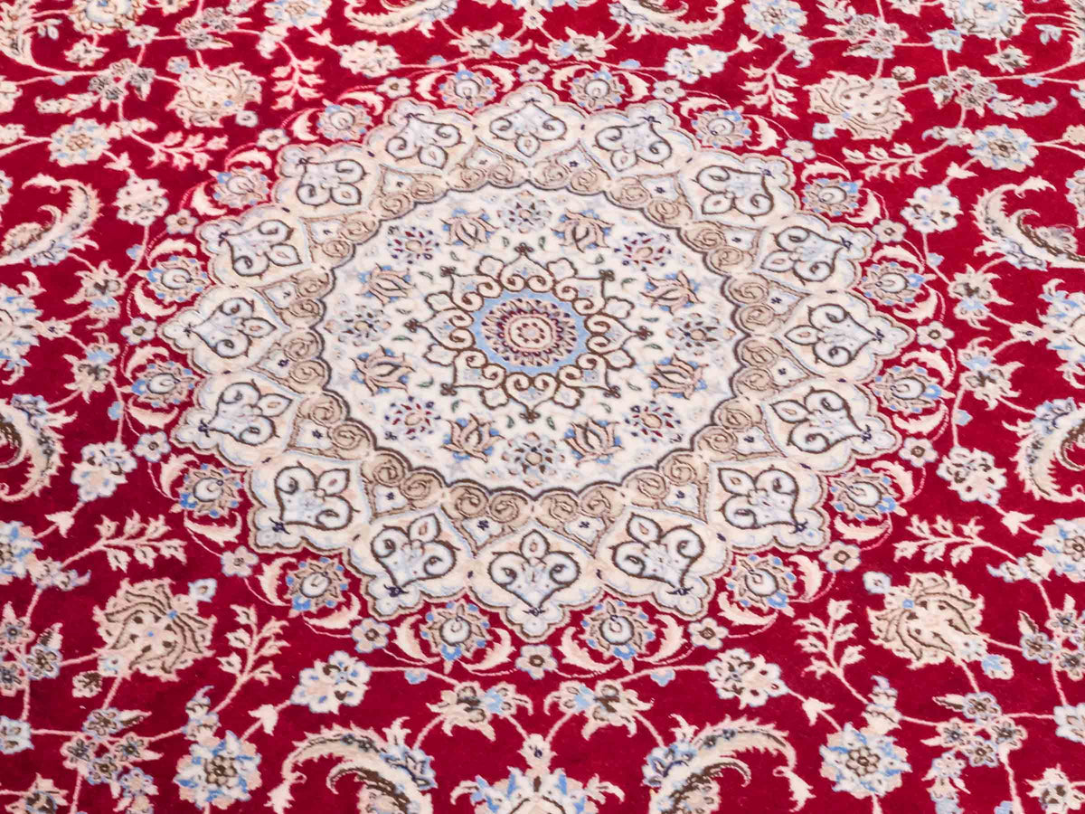 Handgeknüpfter Nain 6La Perserteppich von Khademi aus Wolle mit Seide, signiert, rot-elfenbein-weiß. Persischer Orientteppich mit Medaillon. Von Hand geknüpft in Iran / Persien. Größe: 210 cm x 200 cm. Teppichnummer: SB3-1175 | Jupiter Intl.
