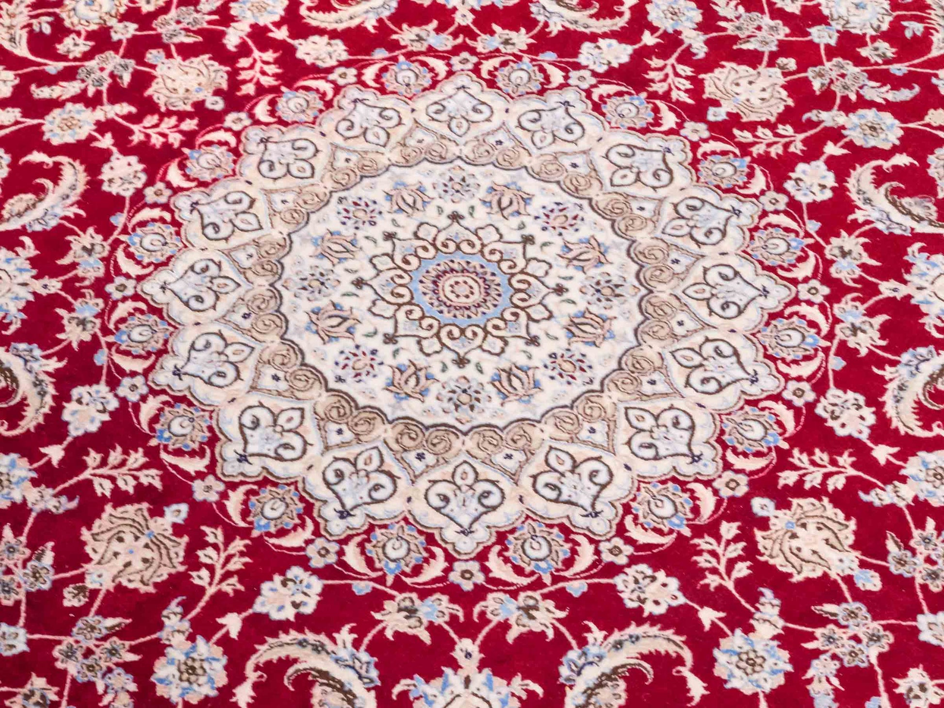 Handgeknüpfter Nain 6La Perserteppich von Khademi aus Wolle mit Seide, signiert, rot-elfenbein-weiß. Persischer Orientteppich mit Medaillon. Von Hand geknüpft in Iran / Persien. Größe: 210 cm x 200 cm. Teppichnummer: SB3-1175 | Jupiter Intl.