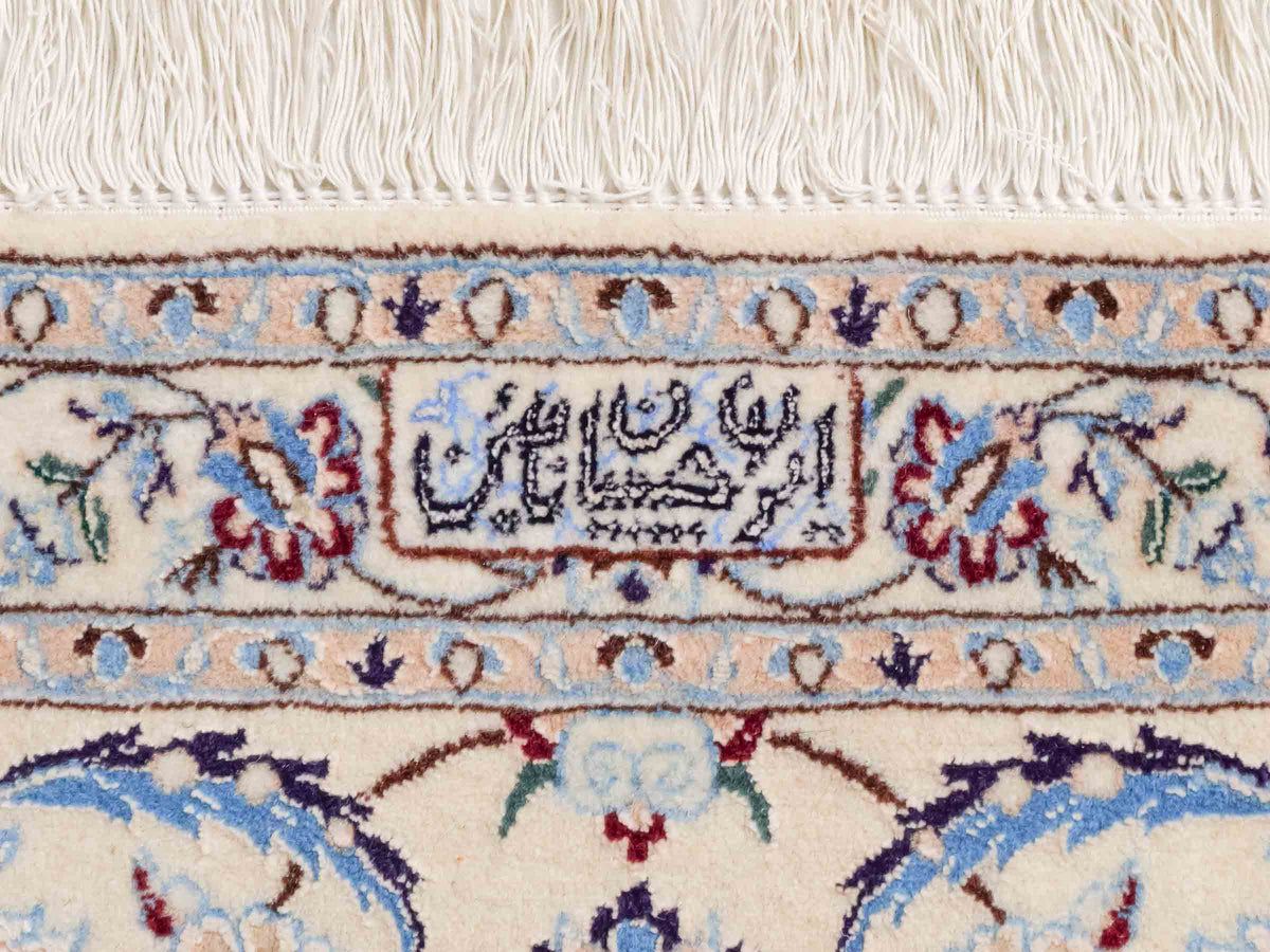 Handgeknüpfter Nain 6La Perserteppich von Khademi aus Wolle mit Seide, signiert, rot-elfenbein-weiß. Persischer Orientteppich mit Medaillon. Von Hand geknüpft in Iran / Persien. Größe: 210 cm x 200 cm. Teppichnummer: SB3-1175 | Jupiter Intl.