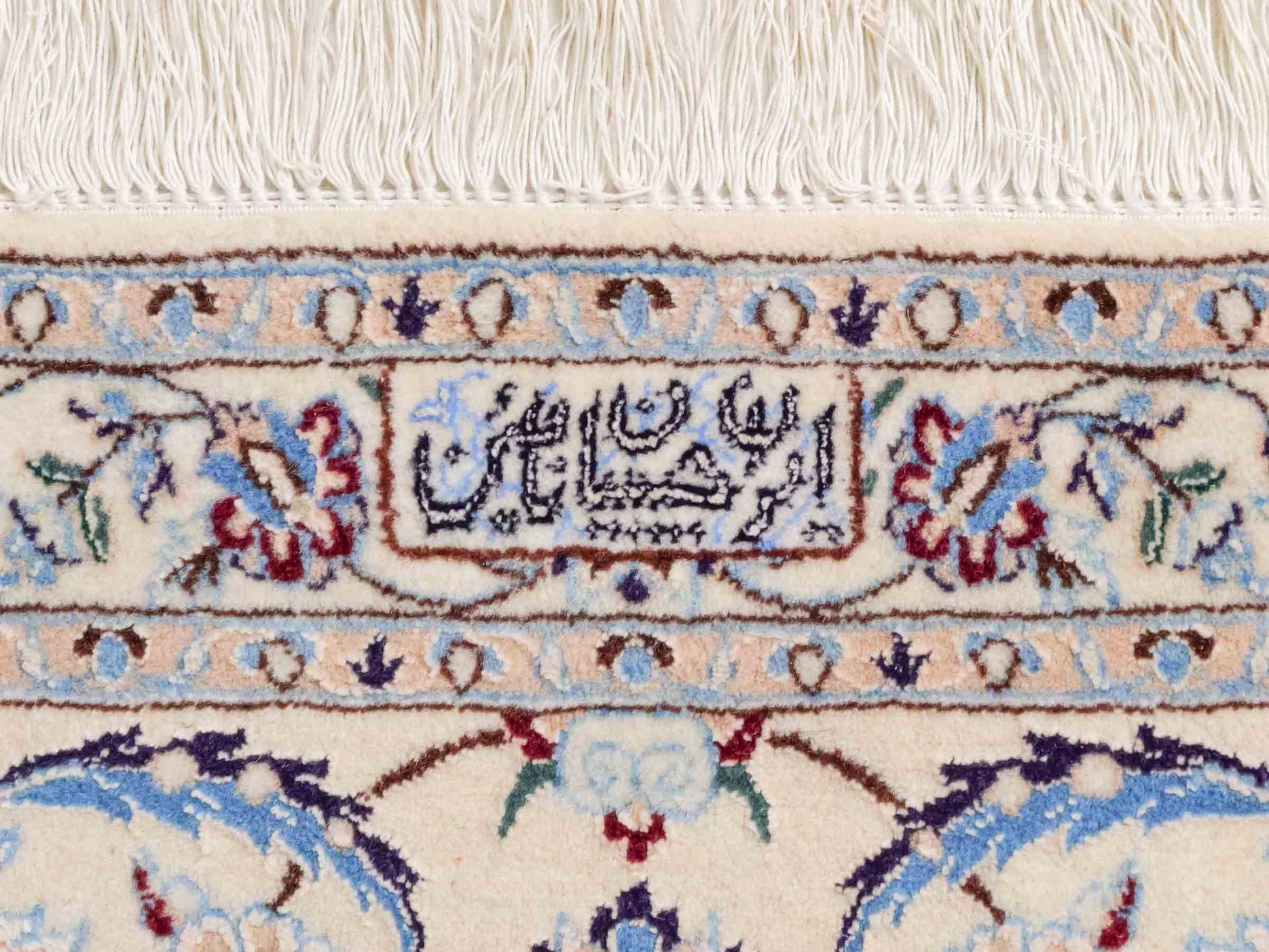 Handgeknüpfter Nain 6La Perserteppich von Khademi aus Wolle mit Seide, signiert, rot-elfenbein-weiß. Persischer Orientteppich mit Medaillon. Von Hand geknüpft in Iran / Persien. Größe: 210 cm x 200 cm. Teppichnummer: SB3-1175 | Jupiter Intl.