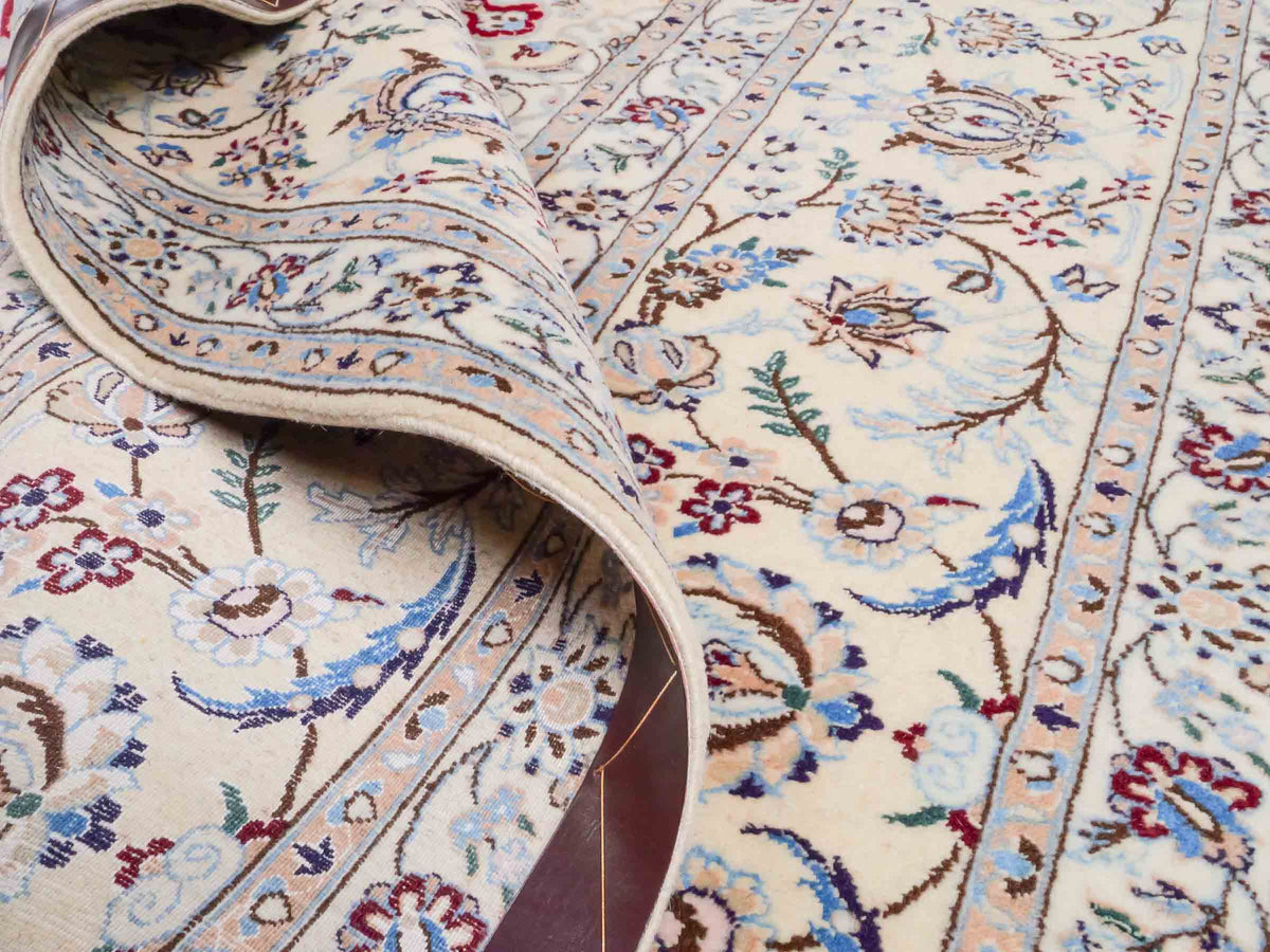 Handgeknüpfter Nain 6La Perserteppich von Khademi aus Wolle mit Seide, signiert, rot-elfenbein-weiß. Persischer Orientteppich mit Medaillon. Von Hand geknüpft in Iran / Persien. Größe: 210 cm x 200 cm. Teppichnummer: SB3-1175 | Jupiter Intl.