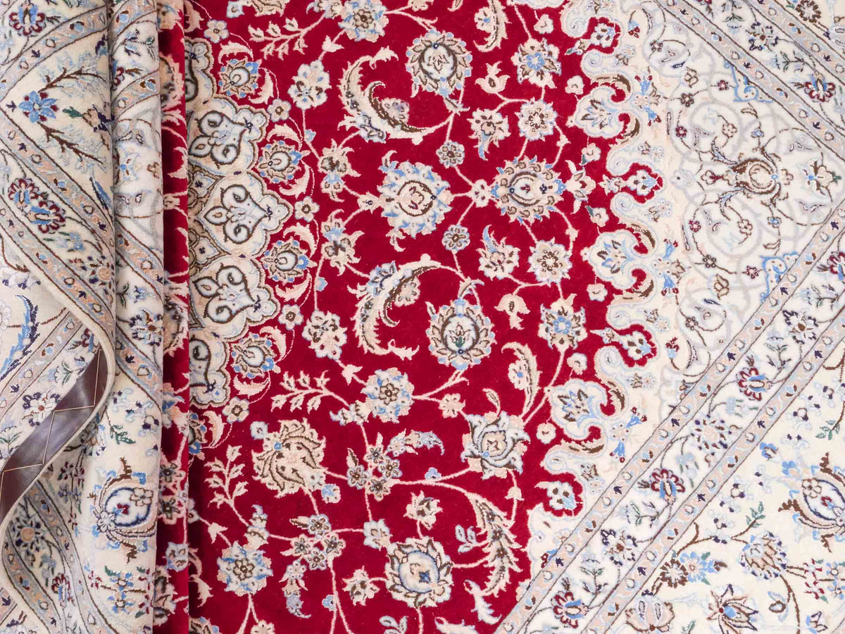 Handgeknüpfter Nain 6La Perserteppich von Khademi aus Wolle mit Seide, signiert, rot-elfenbein-weiß. Persischer Orientteppich mit Medaillon. Von Hand geknüpft in Iran / Persien. Größe: 210 cm x 200 cm. Teppichnummer: SB3-1175 | Jupiter Intl.