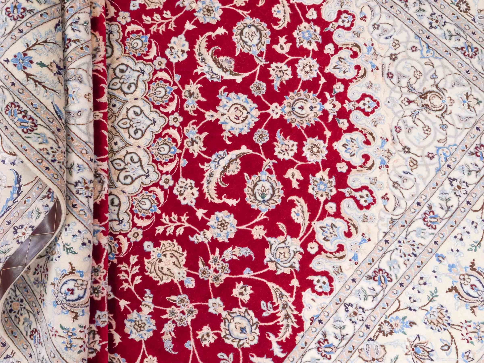 Handgeknüpfter Nain 6La Perserteppich von Khademi aus Wolle mit Seide, signiert, rot-elfenbein-weiß. Persischer Orientteppich mit Medaillon. Von Hand geknüpft in Iran / Persien. Größe: 210 cm x 200 cm. Teppichnummer: SB3-1175 | Jupiter Intl.