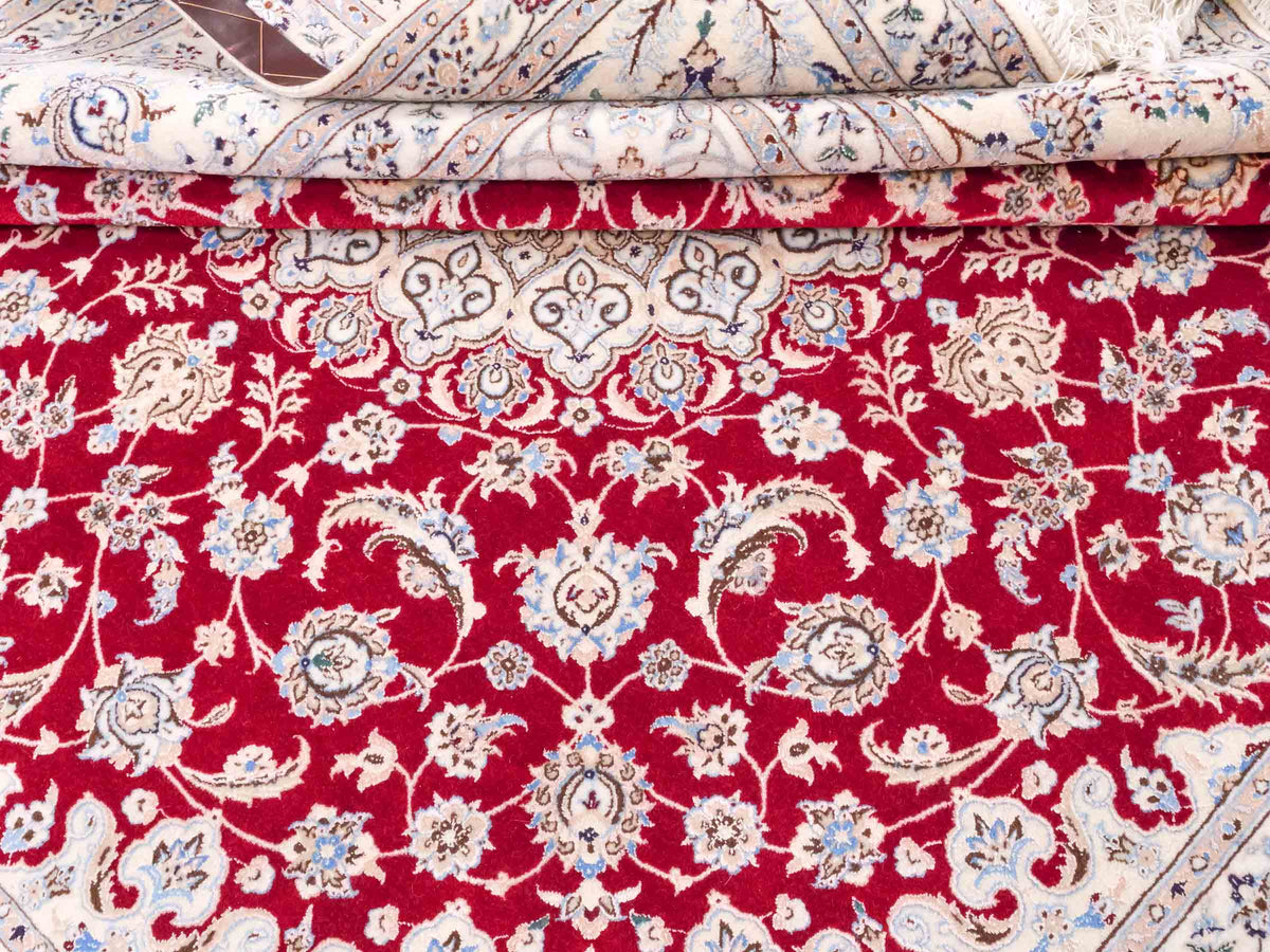 Handgeknüpfter Nain 6La Perserteppich von Khademi aus Wolle mit Seide, signiert, rot-elfenbein-weiß. Persischer Orientteppich mit Medaillon. Von Hand geknüpft in Iran / Persien. Größe: 210 cm x 200 cm. Teppichnummer: SB3-1175 | Jupiter Intl.