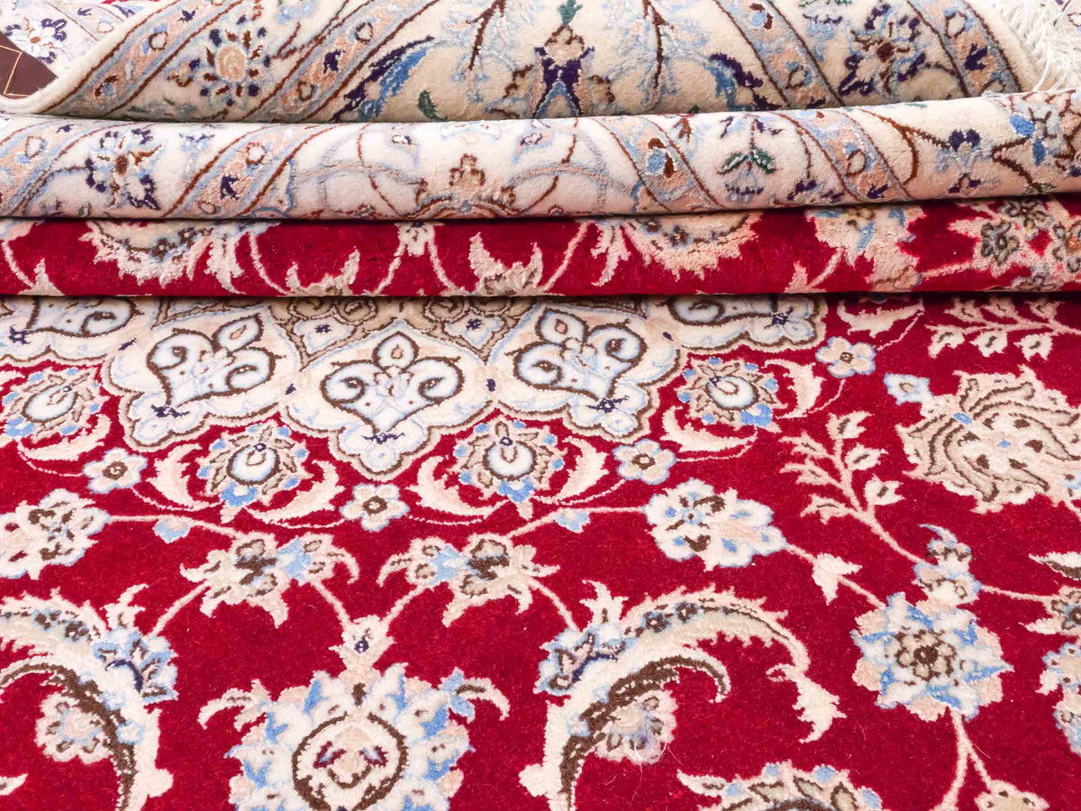 Handgeknüpfter Nain 6La Perserteppich von Khademi aus Wolle mit Seide, signiert, rot-elfenbein-weiß. Persischer Orientteppich mit Medaillon. Von Hand geknüpft in Iran / Persien. Größe: 210 cm x 200 cm. Teppichnummer: SB3-1175 | Jupiter Intl.