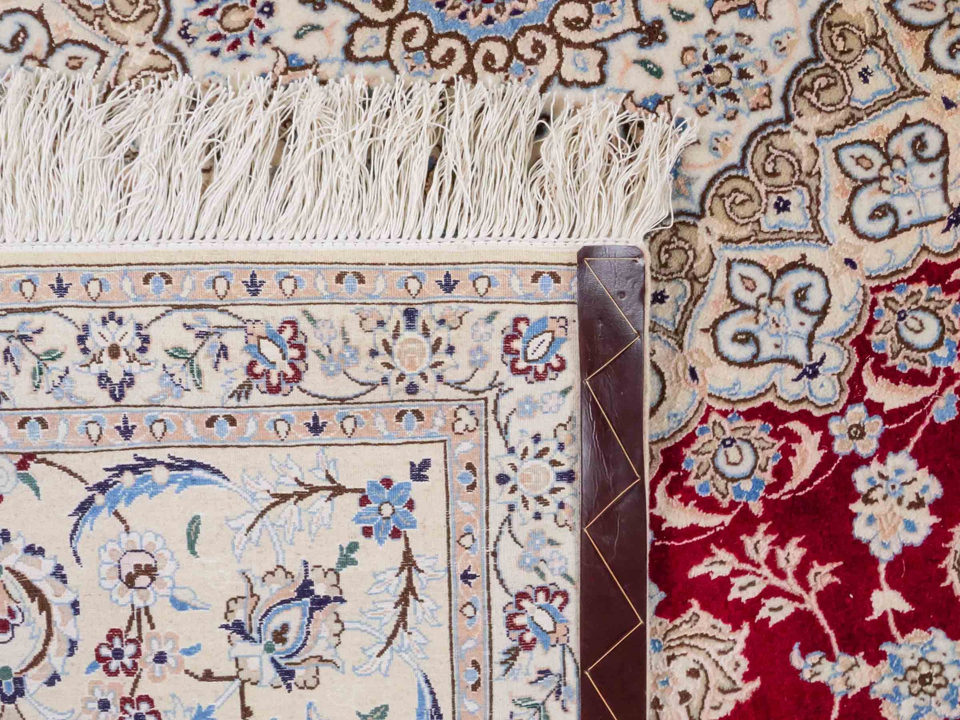 Handgeknüpfter Nain 6La Perserteppich von Khademi aus Wolle mit Seide, signiert, rot-elfenbein-weiß. Persischer Orientteppich mit Medaillon. Von Hand geknüpft in Iran / Persien. Größe: 210 cm x 200 cm. Teppichnummer: SB3-1175 | Jupiter Intl.