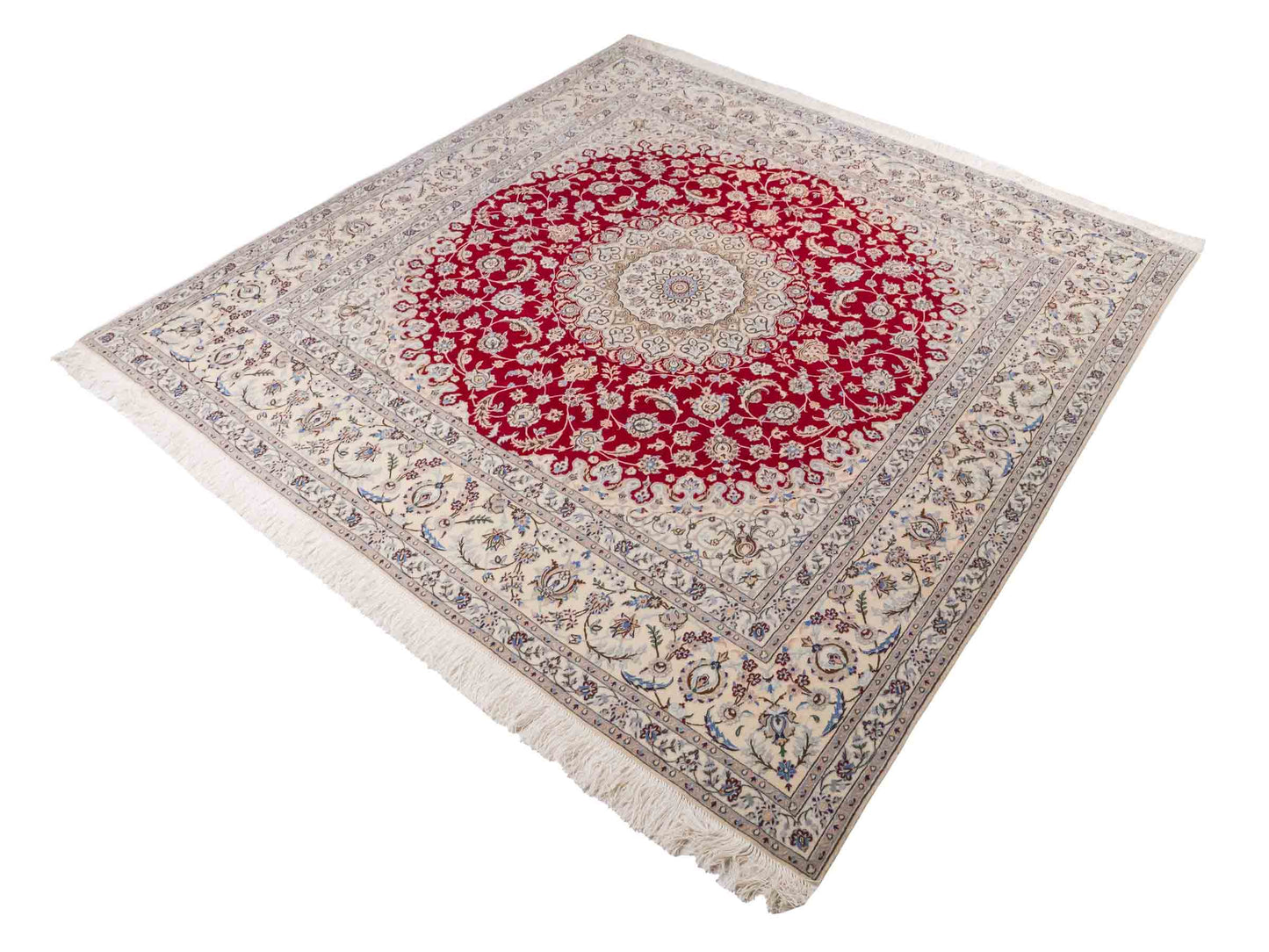 Handgeknüpfter Nain 6La Perserteppich von Khademi aus Wolle mit Seide, signiert, rot-elfenbein-weiß. Persischer Orientteppich mit Medaillon. Von Hand geknüpft in Iran / Persien. Größe: 210 cm x 200 cm. Teppichnummer: SB3-1175 | Jupiter Intl.