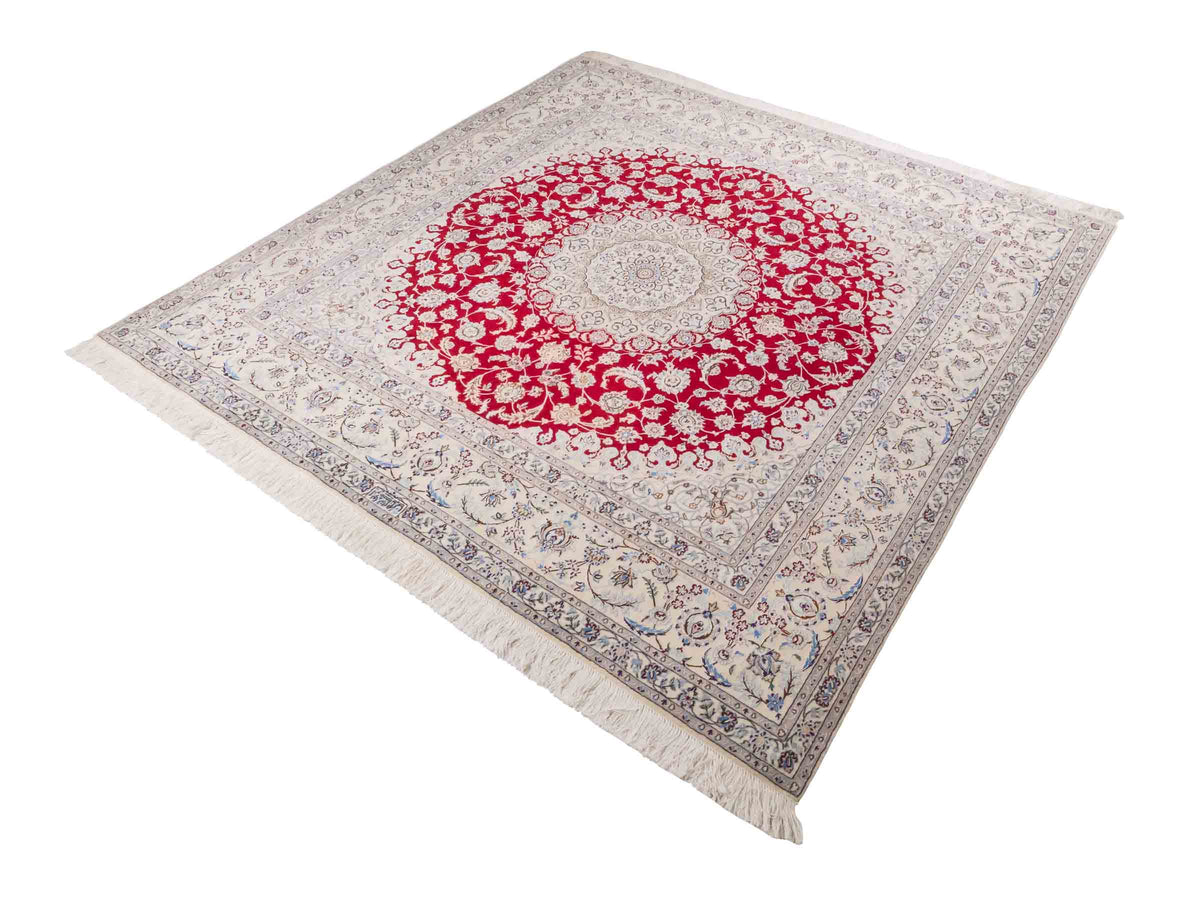 Handgeknüpfter Nain 6La Perserteppich von Khademi aus Wolle mit Seide, signiert, rot-elfenbein-weiß. Persischer Orientteppich mit Medaillon. Von Hand geknüpft in Iran / Persien. Größe: 210 cm x 200 cm. Teppichnummer: SB3-1175 | Jupiter Intl.