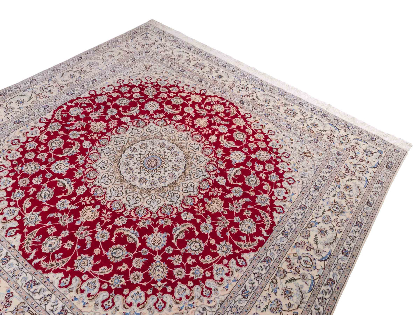 Handgeknüpfter Nain 6La Perserteppich von Khademi aus Wolle mit Seide, signiert, rot-elfenbein-weiß. Persischer Orientteppich mit Medaillon. Von Hand geknüpft in Iran / Persien. Größe: 210 cm x 200 cm. Teppichnummer: SB3-1175 | Jupiter Intl.