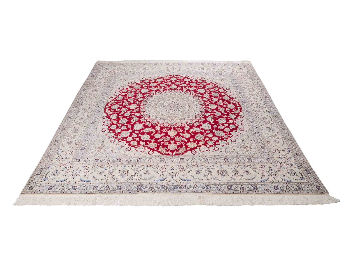 Handgeknüpfter Nain 6La Perserteppich von Khademi aus Wolle mit Seide, signiert, rot-elfenbein-weiß. Persischer Orientteppich mit Medaillon. Von Hand geknüpft in Iran / Persien. Größe: 210 cm x 200 cm. Teppichnummer: SB3-1175 | Jupiter Intl.