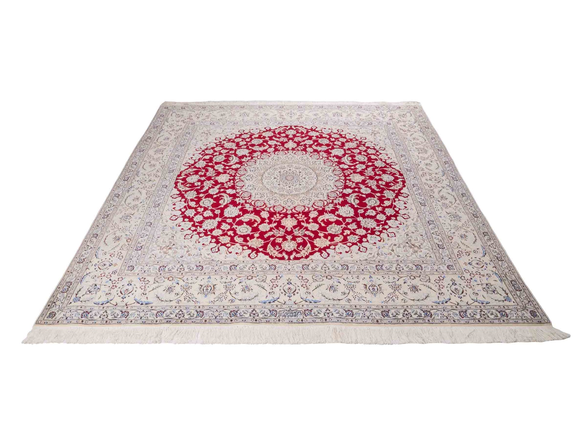 Handgeknüpfter Nain 6La Perserteppich von Khademi aus Wolle mit Seide, signiert, rot-elfenbein-weiß. Persischer Orientteppich mit Medaillon. Von Hand geknüpft in Iran / Persien. Größe: 210 cm x 200 cm. Teppichnummer: SB3-1175 | Jupiter Intl.
