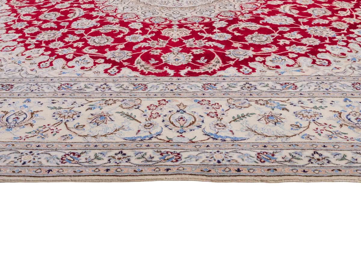 Handgeknüpfter Nain 6La Perserteppich von Khademi aus Wolle mit Seide, signiert, rot-elfenbein-weiß. Persischer Orientteppich mit Medaillon. Von Hand geknüpft in Iran / Persien. Größe: 210 cm x 200 cm. Teppichnummer: SB3-1175 | Jupiter Intl.