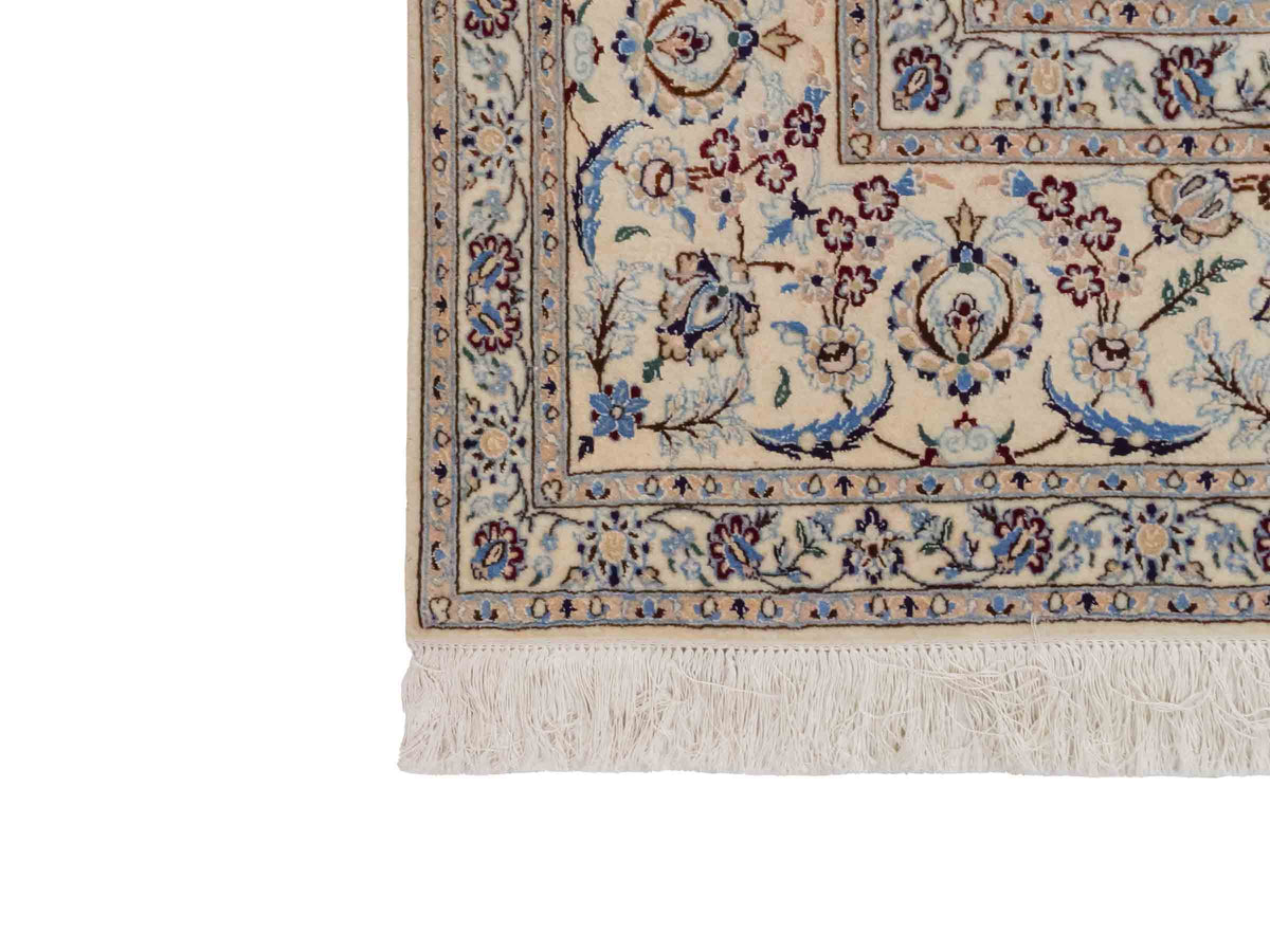 Handgeknüpfter Nain 6La Perserteppich von Khademi aus Wolle mit Seide, signiert, rot-elfenbein-weiß. Persischer Orientteppich mit Medaillon. Von Hand geknüpft in Iran / Persien. Größe: 210 cm x 200 cm. Teppichnummer: SB3-1175 | Jupiter Intl.