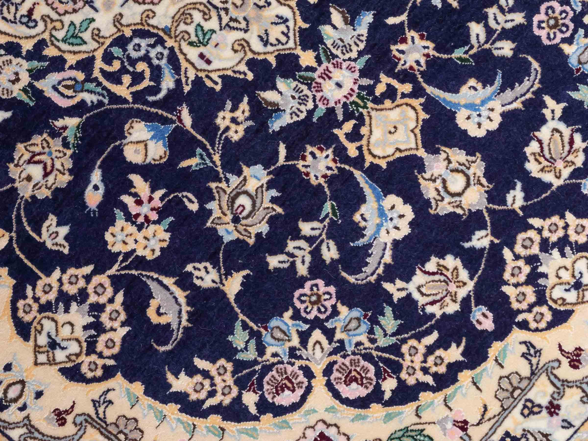 Handgeknüpfter Nain 6La Perserteppich von Khademi aus Wolle mit Seide, navy-blau-elfenbein. Persischer Orientteppich mit Medaillon. Von Hand geknüpft in Iran / Persien. Größe: 122 cm x 84 cm. Teppichnummer: SB3-1096 | Jupiter Intl.