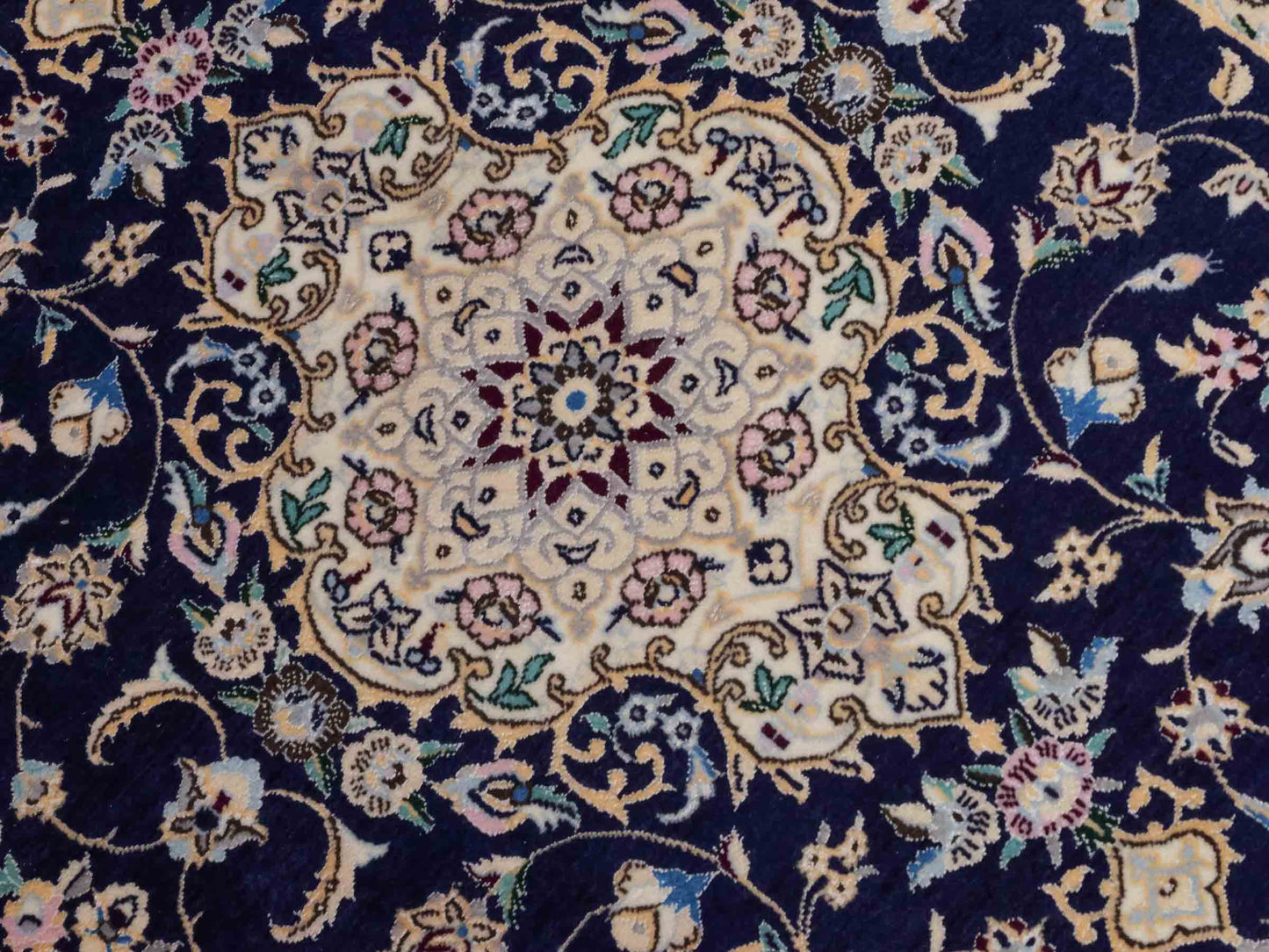 Handgeknüpfter Nain 6La Perserteppich von Khademi aus Wolle mit Seide, navy-blau-elfenbein. Persischer Orientteppich mit Medaillon. Von Hand geknüpft in Iran / Persien. Größe: 122 cm x 84 cm. Teppichnummer: SB3-1096 | Jupiter Intl.
