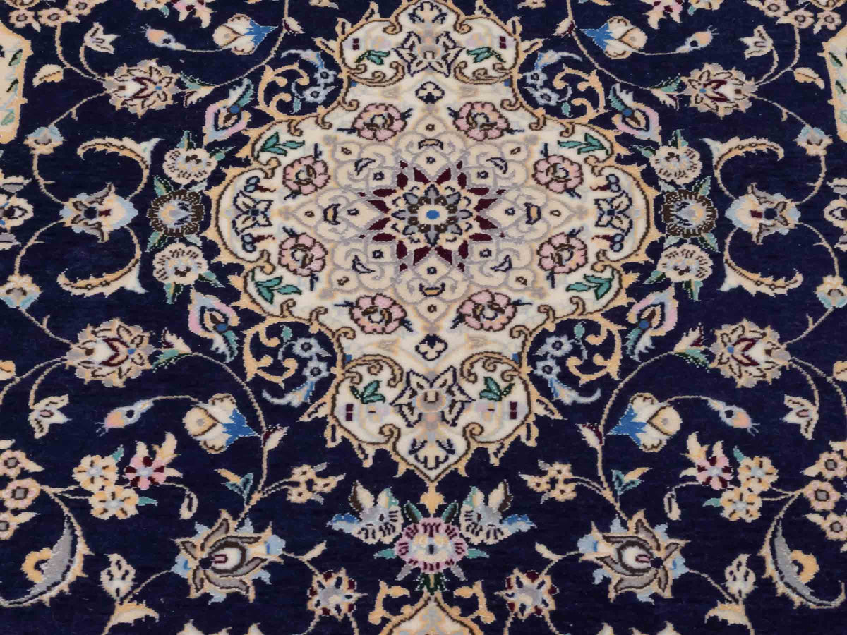 Handgeknüpfter Nain 6La Perserteppich von Khademi aus Wolle mit Seide, navy-blau-elfenbein. Persischer Orientteppich mit Medaillon. Von Hand geknüpft in Iran / Persien. Größe: 122 cm x 84 cm. Teppichnummer: SB3-1096 | Jupiter Intl.