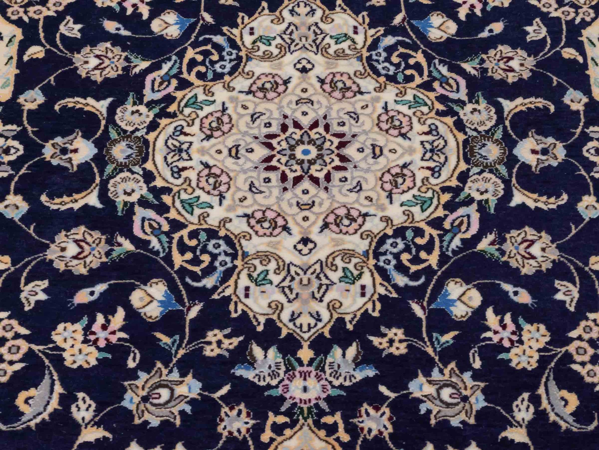 Handgeknüpfter Nain 6La Perserteppich von Khademi aus Wolle mit Seide, navy-blau-elfenbein. Persischer Orientteppich mit Medaillon. Von Hand geknüpft in Iran / Persien. Größe: 122 cm x 84 cm. Teppichnummer: SB3-1096 | Jupiter Intl.