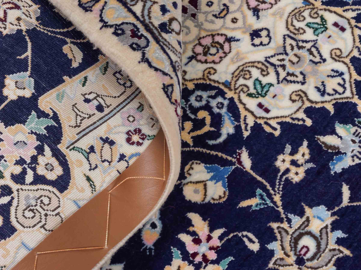 Handgeknüpfter Nain 6La Perserteppich von Khademi aus Wolle mit Seide, navy-blau-elfenbein. Persischer Orientteppich mit Medaillon. Von Hand geknüpft in Iran / Persien. Größe: 122 cm x 84 cm. Teppichnummer: SB3-1096 | Jupiter Intl.