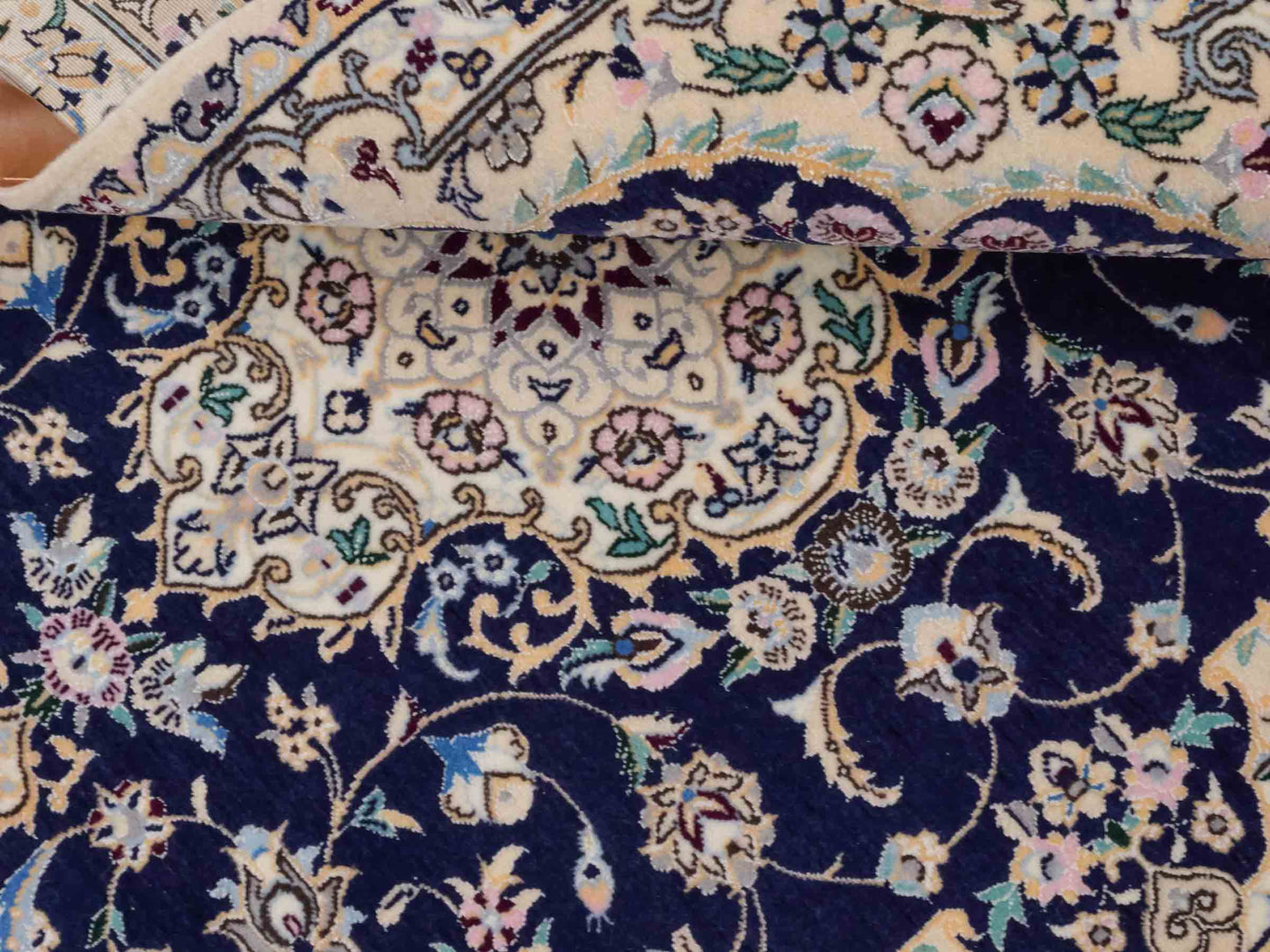 Handgeknüpfter Nain 6La Perserteppich von Khademi aus Wolle mit Seide, navy-blau-elfenbein. Persischer Orientteppich mit Medaillon. Von Hand geknüpft in Iran / Persien. Größe: 122 cm x 84 cm. Teppichnummer: SB3-1096 | Jupiter Intl.