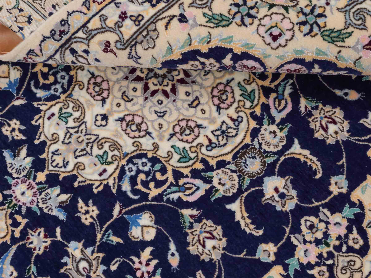 Handgeknüpfter Nain 6La Perserteppich von Khademi aus Wolle mit Seide, navy-blau-elfenbein. Persischer Orientteppich mit Medaillon. Von Hand geknüpft in Iran / Persien. Größe: 122 cm x 84 cm. Teppichnummer: SB3-1096 | Jupiter Intl.