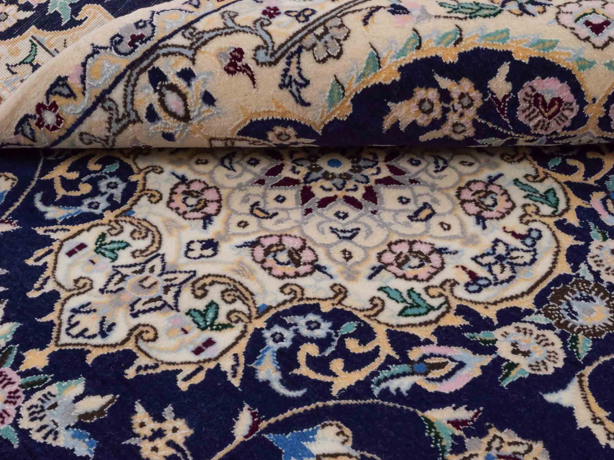 Handgeknüpfter Nain 6La Perserteppich von Khademi aus Wolle mit Seide, navy-blau-elfenbein. Persischer Orientteppich mit Medaillon. Von Hand geknüpft in Iran / Persien. Größe: 122 cm x 84 cm. Teppichnummer: SB3-1096 | Jupiter Intl.