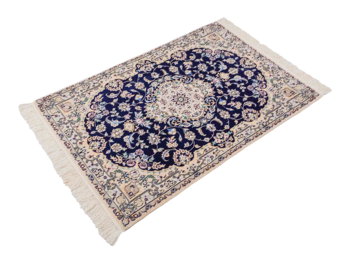 Handgeknüpfter Nain 6La Perserteppich von Khademi aus Wolle mit Seide, navy-blau-elfenbein. Persischer Orientteppich mit Medaillon. Von Hand geknüpft in Iran / Persien. Größe: 122 cm x 84 cm. Teppichnummer: SB3-1096 | Jupiter Intl.