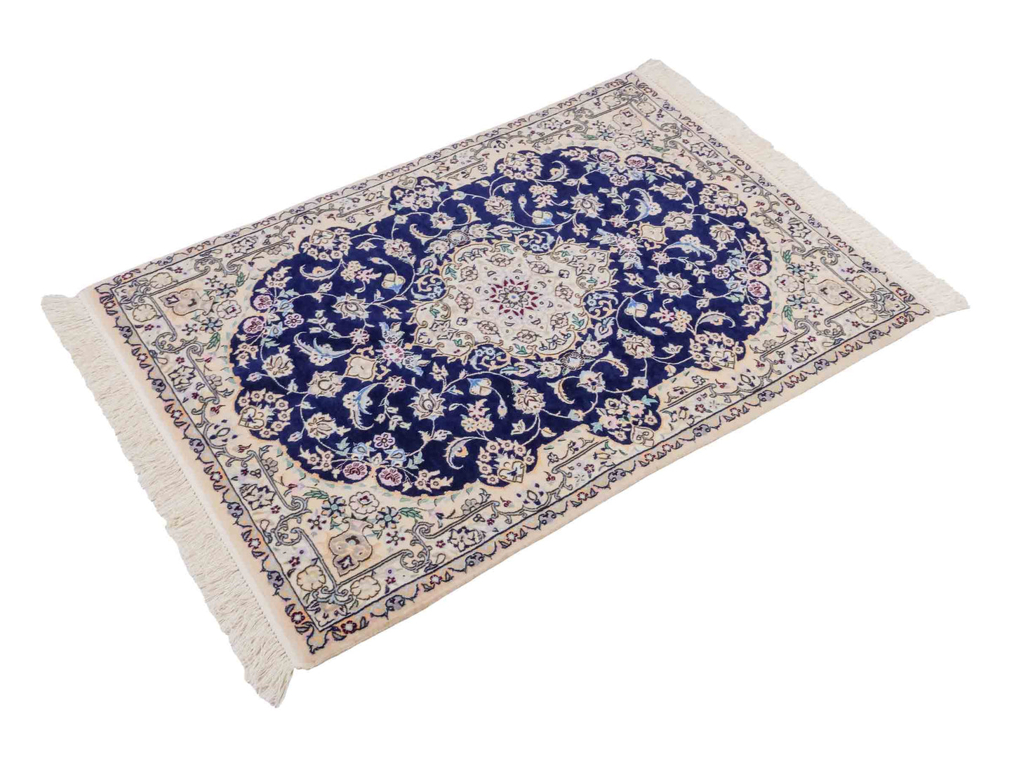 Handgeknüpfter Nain 6La Perserteppich von Khademi aus Wolle mit Seide, navy-blau-elfenbein. Persischer Orientteppich mit Medaillon. Von Hand geknüpft in Iran / Persien. Größe: 122 cm x 84 cm. Teppichnummer: SB3-1096 | Jupiter Intl.