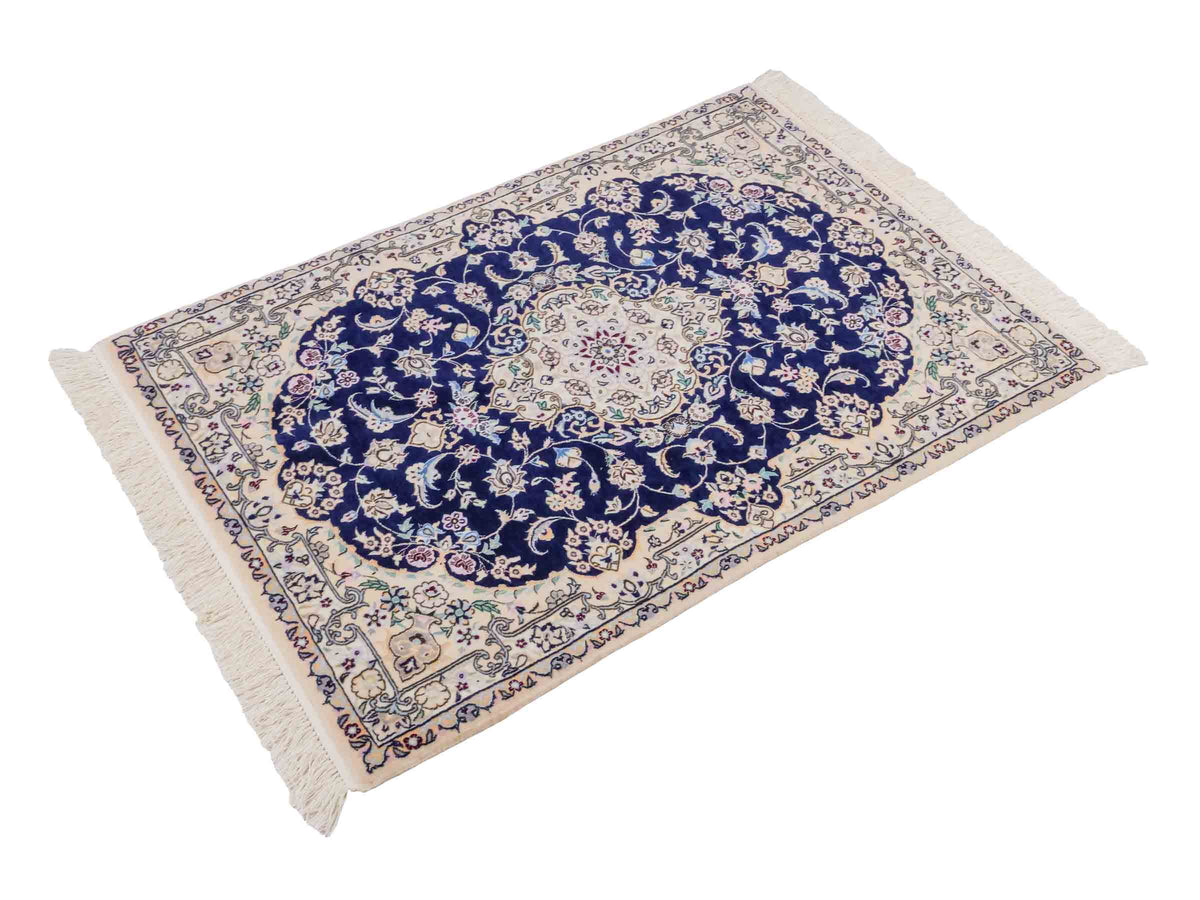 Handgeknüpfter Nain 6La Perserteppich von Khademi aus Wolle mit Seide, navy-blau-elfenbein. Persischer Orientteppich mit Medaillon. Von Hand geknüpft in Iran / Persien. Größe: 122 cm x 84 cm. Teppichnummer: SB3-1096 | Jupiter Intl.