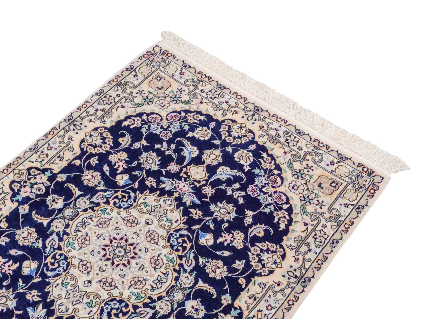Handgeknüpfter Nain 6La Perserteppich von Khademi aus Wolle mit Seide, navy-blau-elfenbein. Persischer Orientteppich mit Medaillon. Von Hand geknüpft in Iran / Persien. Größe: 122 cm x 84 cm. Teppichnummer: SB3-1096 | Jupiter Intl.