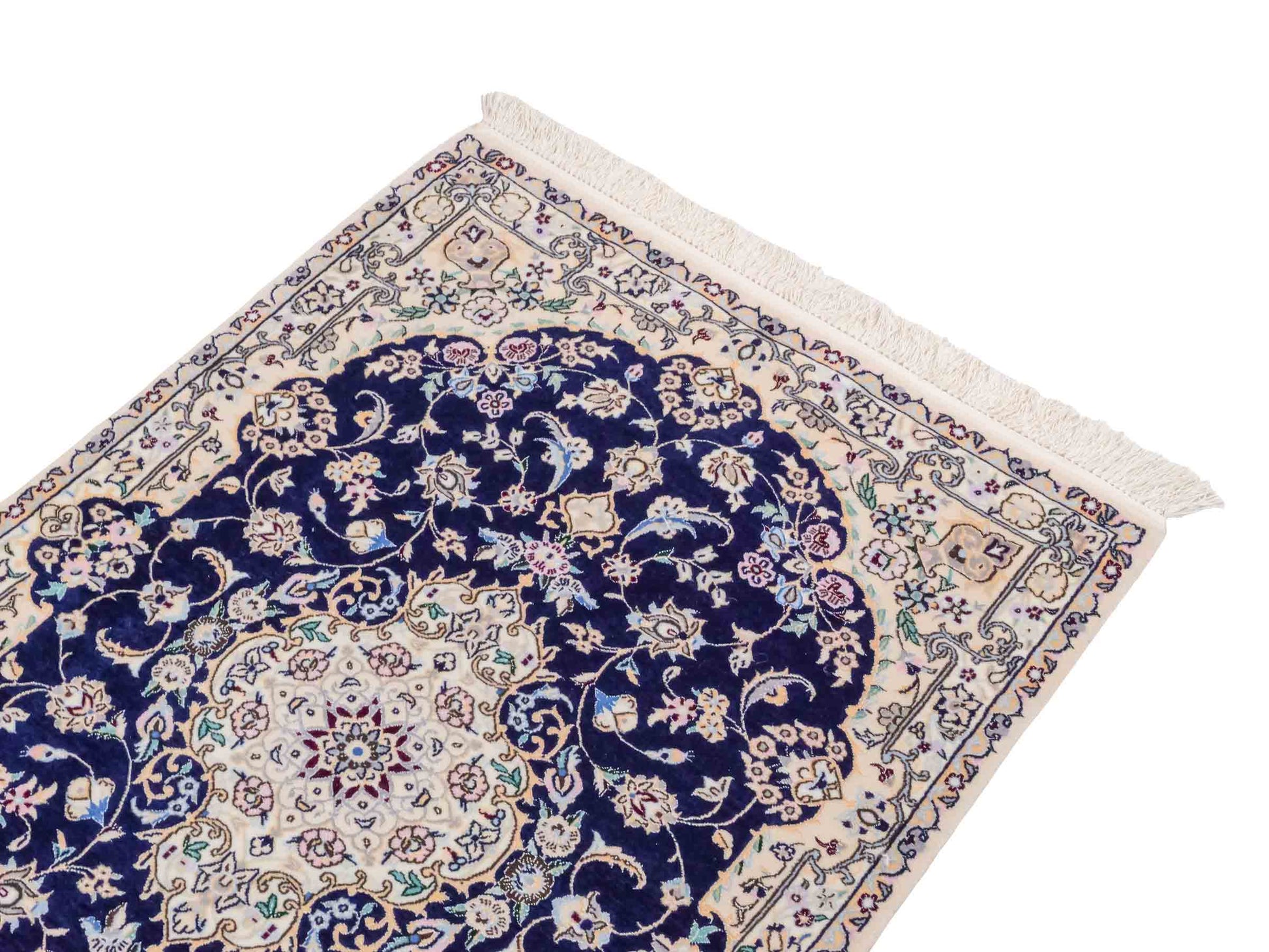 Handgeknüpfter Nain 6La Perserteppich von Khademi aus Wolle mit Seide, navy-blau-elfenbein. Persischer Orientteppich mit Medaillon. Von Hand geknüpft in Iran / Persien. Größe: 122 cm x 84 cm. Teppichnummer: SB3-1096 | Jupiter Intl.