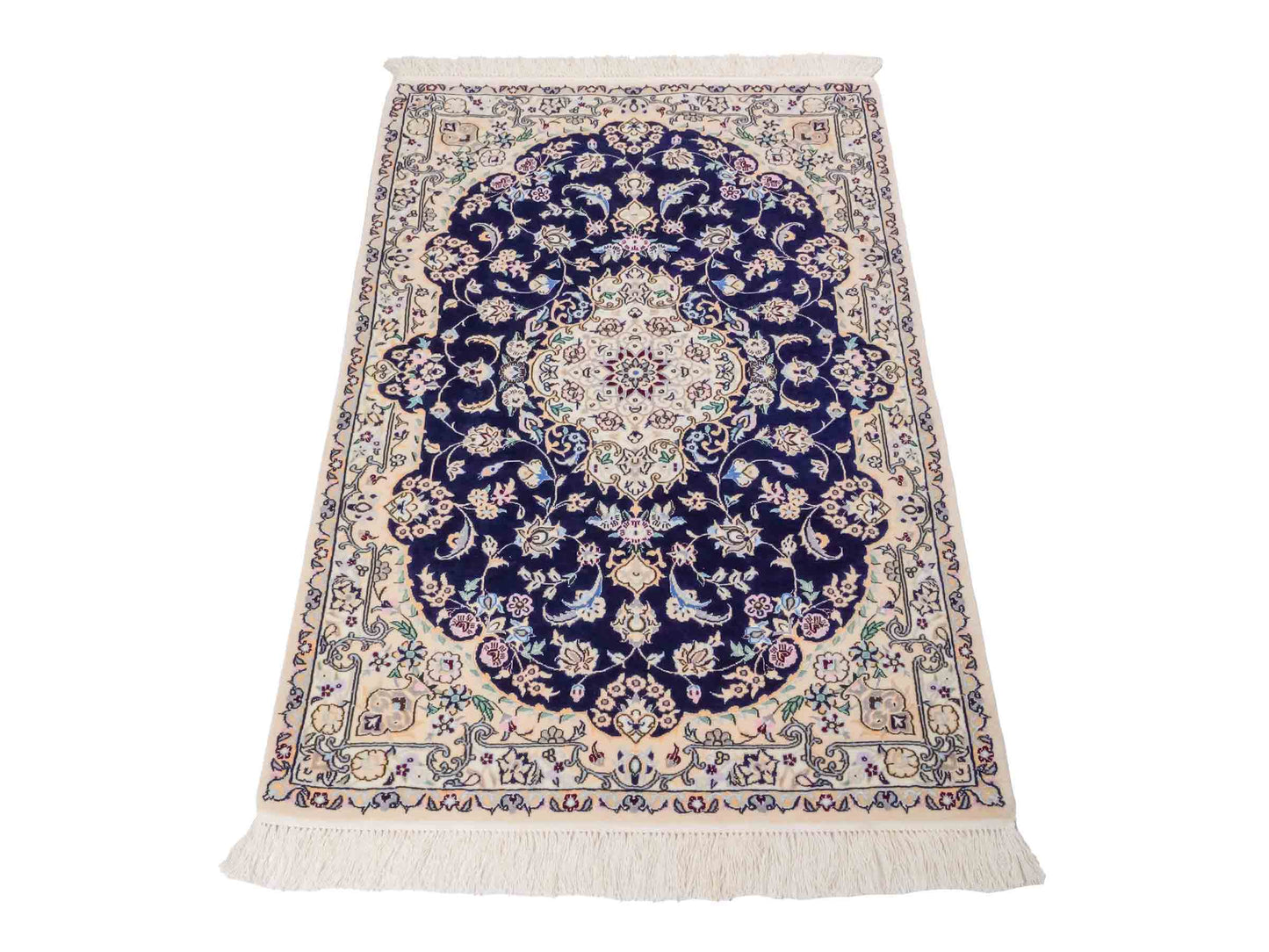 Handgeknüpfter Nain 6La Perserteppich von Khademi aus Wolle mit Seide, navy-blau-elfenbein. Persischer Orientteppich mit Medaillon. Von Hand geknüpft in Iran / Persien. Größe: 122 cm x 84 cm. Teppichnummer: SB3-1096 | Jupiter Intl.