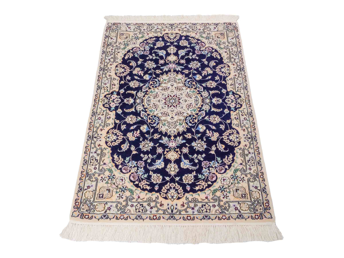 Handgeknüpfter Nain 6La Perserteppich von Khademi aus Wolle mit Seide, navy-blau-elfenbein. Persischer Orientteppich mit Medaillon. Von Hand geknüpft in Iran / Persien. Größe: 122 cm x 84 cm. Teppichnummer: SB3-1096 | Jupiter Intl.