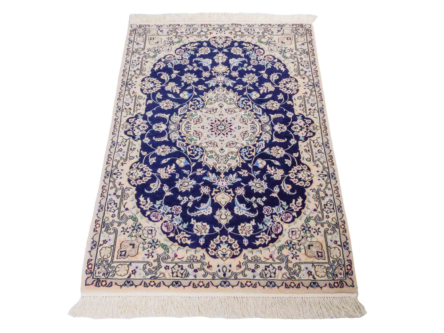 Handgeknüpfter Nain 6La Perserteppich von Khademi aus Wolle mit Seide, navy-blau-elfenbein. Persischer Orientteppich mit Medaillon. Von Hand geknüpft in Iran / Persien. Größe: 122 cm x 84 cm. Teppichnummer: SB3-1096 | Jupiter Intl.