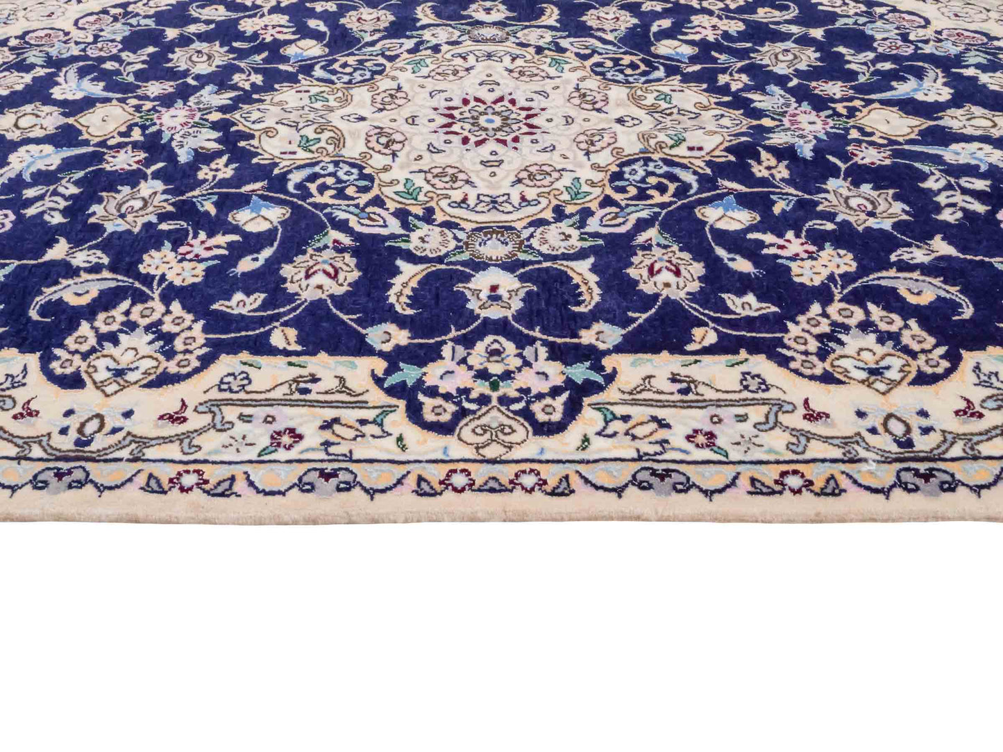 Handgeknüpfter Nain 6La Perserteppich von Khademi aus Wolle mit Seide, navy-blau-elfenbein. Persischer Orientteppich mit Medaillon. Von Hand geknüpft in Iran / Persien. Größe: 122 cm x 84 cm. Teppichnummer: SB3-1096 | Jupiter Intl.