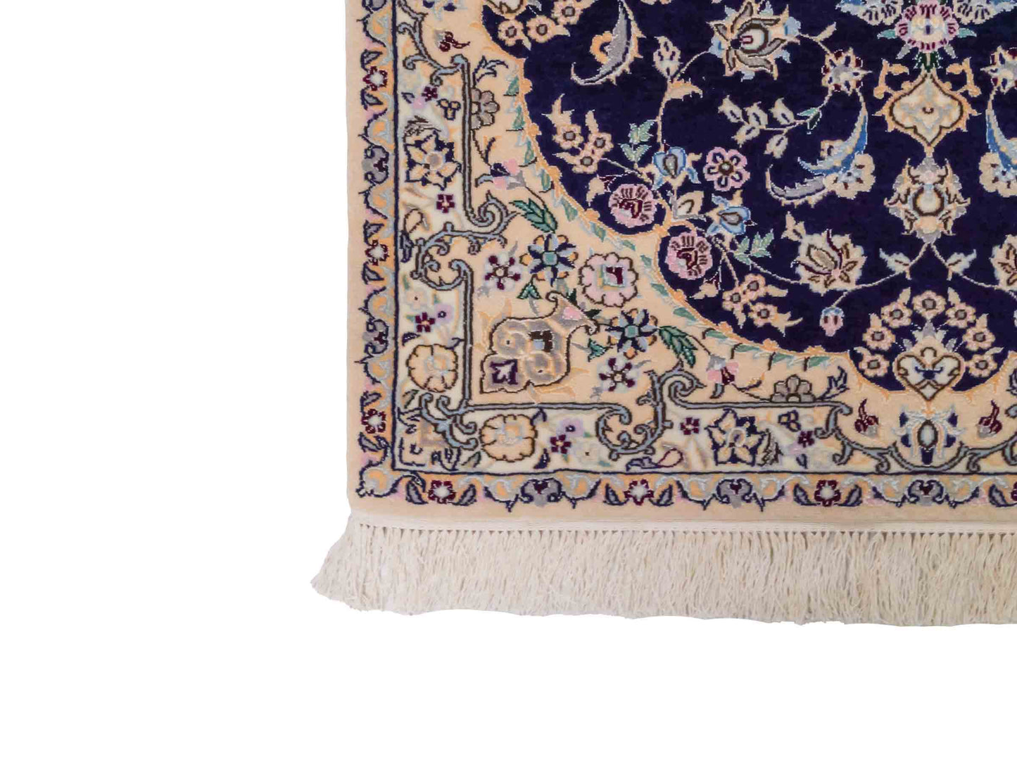 Handgeknüpfter Nain 6La Perserteppich von Khademi aus Wolle mit Seide, navy-blau-elfenbein. Persischer Orientteppich mit Medaillon. Von Hand geknüpft in Iran / Persien. Größe: 122 cm x 84 cm. Teppichnummer: SB3-1096 | Jupiter Intl.