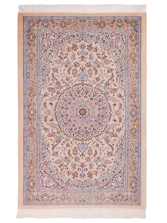 Handgeknüpfter Nain 6La Perserteppich von Khademi aus Wolle mit Seide, beige. Persischer Orientteppich mit Medaillon. Von Hand geknüpft in Iran / Persien. Größe: 165 cm x 108 cm. Teppichnummer: SB3-1056 | Jupiter Intl.