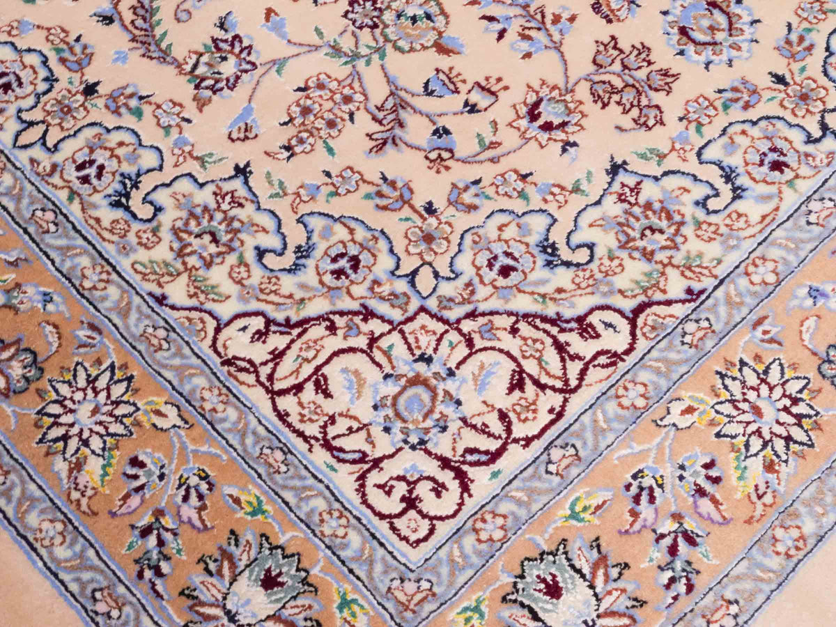 Handgeknüpfter Nain 6La Perserteppich von Khademi aus Wolle mit Seide, beige. Persischer Orientteppich mit Medaillon. Von Hand geknüpft in Iran / Persien. Größe: 165 cm x 108 cm. Teppichnummer: SB3-1056 | Jupiter Intl.