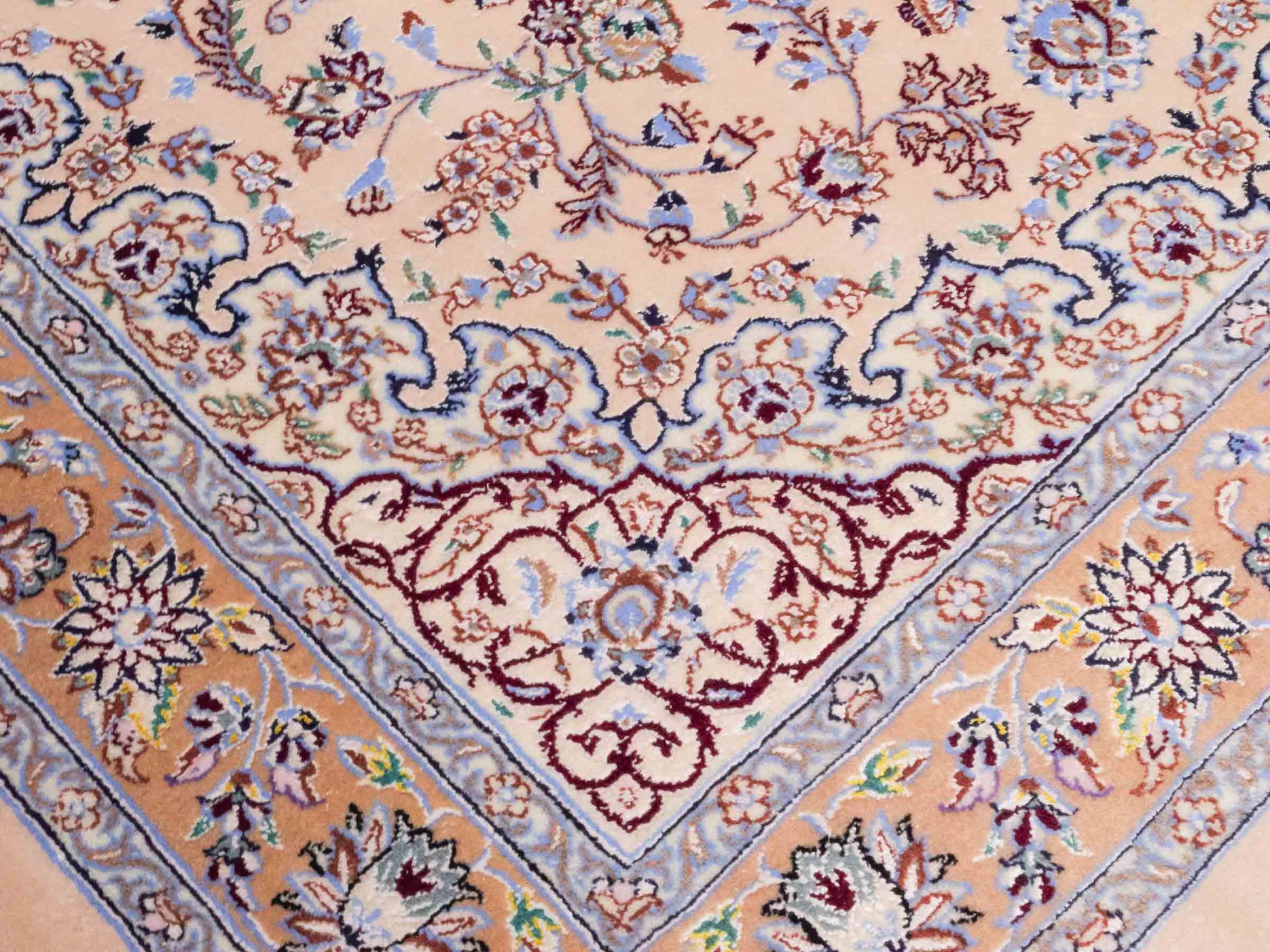 Handgeknüpfter Nain 6La Perserteppich von Khademi aus Wolle mit Seide, beige. Persischer Orientteppich mit Medaillon. Von Hand geknüpft in Iran / Persien. Größe: 165 cm x 108 cm. Teppichnummer: SB3-1056 | Jupiter Intl.