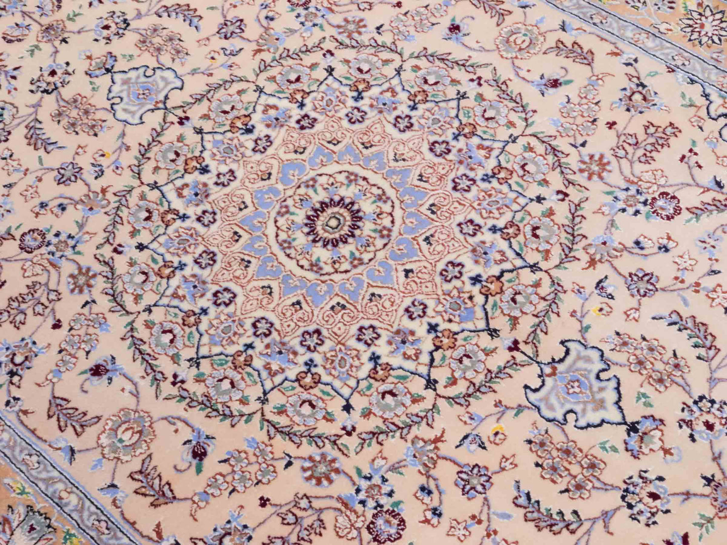 Handgeknüpfter Nain 6La Perserteppich von Khademi aus Wolle mit Seide, beige. Persischer Orientteppich mit Medaillon. Von Hand geknüpft in Iran / Persien. Größe: 165 cm x 108 cm. Teppichnummer: SB3-1056 | Jupiter Intl.