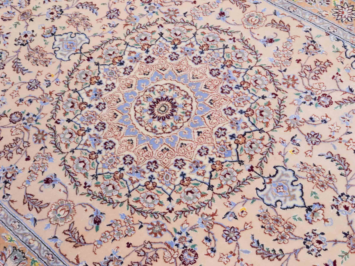 Handgeknüpfter Nain 6La Perserteppich von Khademi aus Wolle mit Seide, beige. Persischer Orientteppich mit Medaillon. Von Hand geknüpft in Iran / Persien. Größe: 165 cm x 108 cm. Teppichnummer: SB3-1056 | Jupiter Intl.