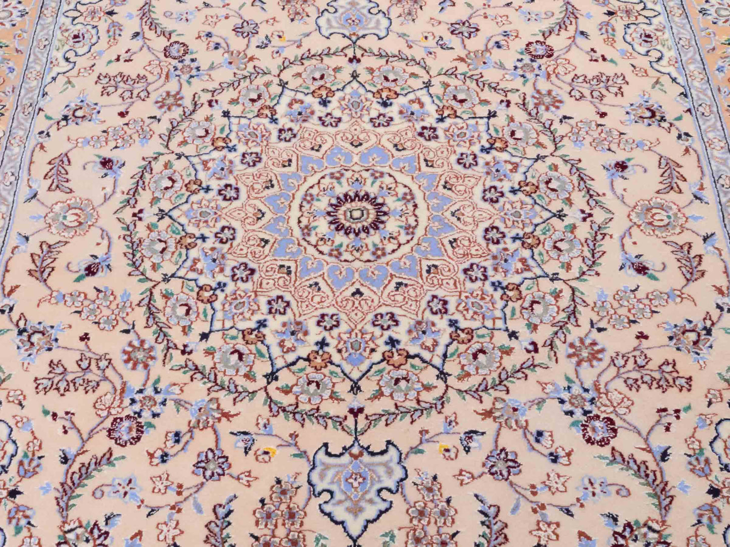 Handgeknüpfter Nain 6La Perserteppich von Khademi aus Wolle mit Seide, beige. Persischer Orientteppich mit Medaillon. Von Hand geknüpft in Iran / Persien. Größe: 165 cm x 108 cm. Teppichnummer: SB3-1056 | Jupiter Intl.