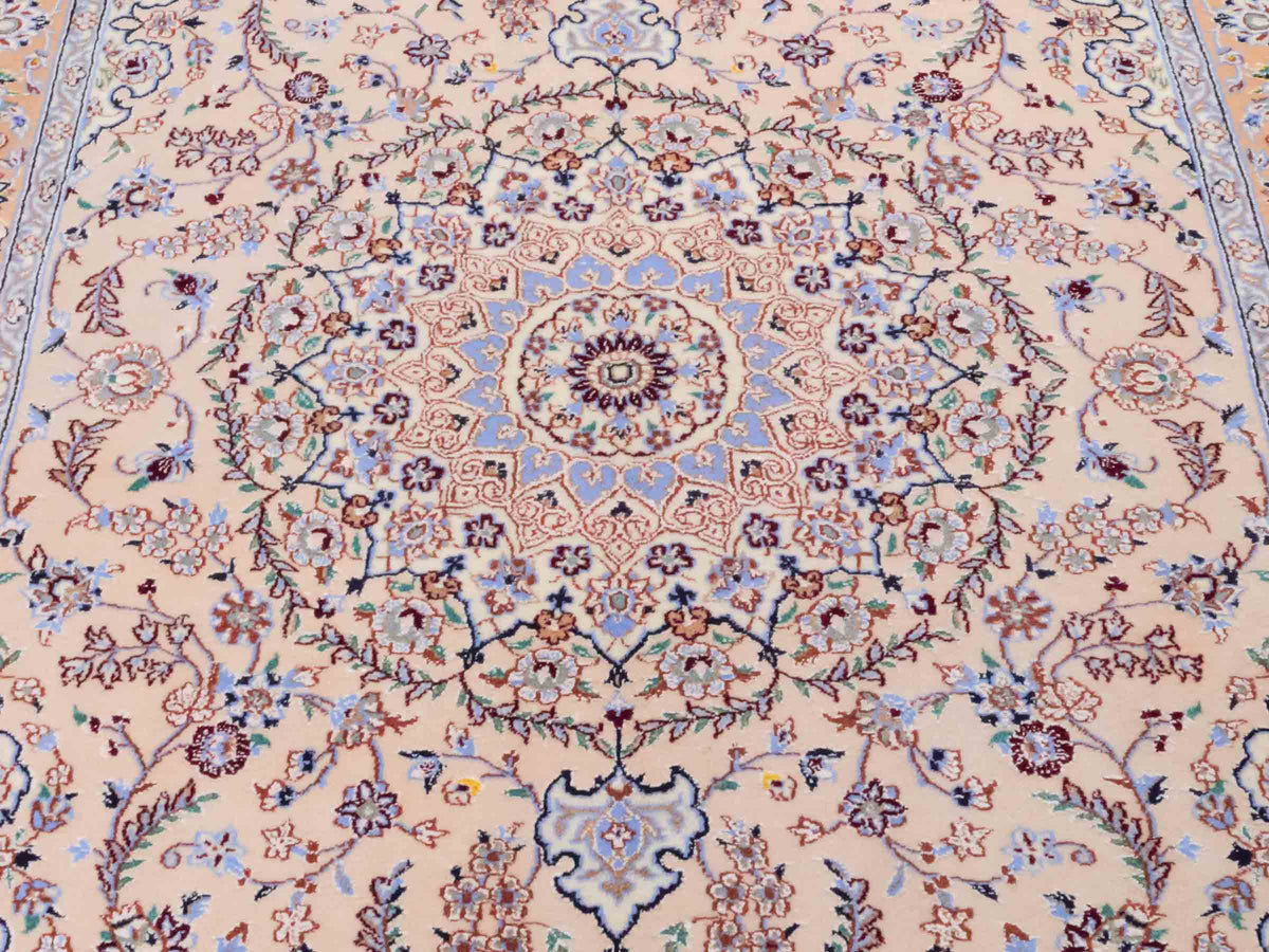 Handgeknüpfter Nain 6La Perserteppich von Khademi aus Wolle mit Seide, beige. Persischer Orientteppich mit Medaillon. Von Hand geknüpft in Iran / Persien. Größe: 165 cm x 108 cm. Teppichnummer: SB3-1056 | Jupiter Intl.