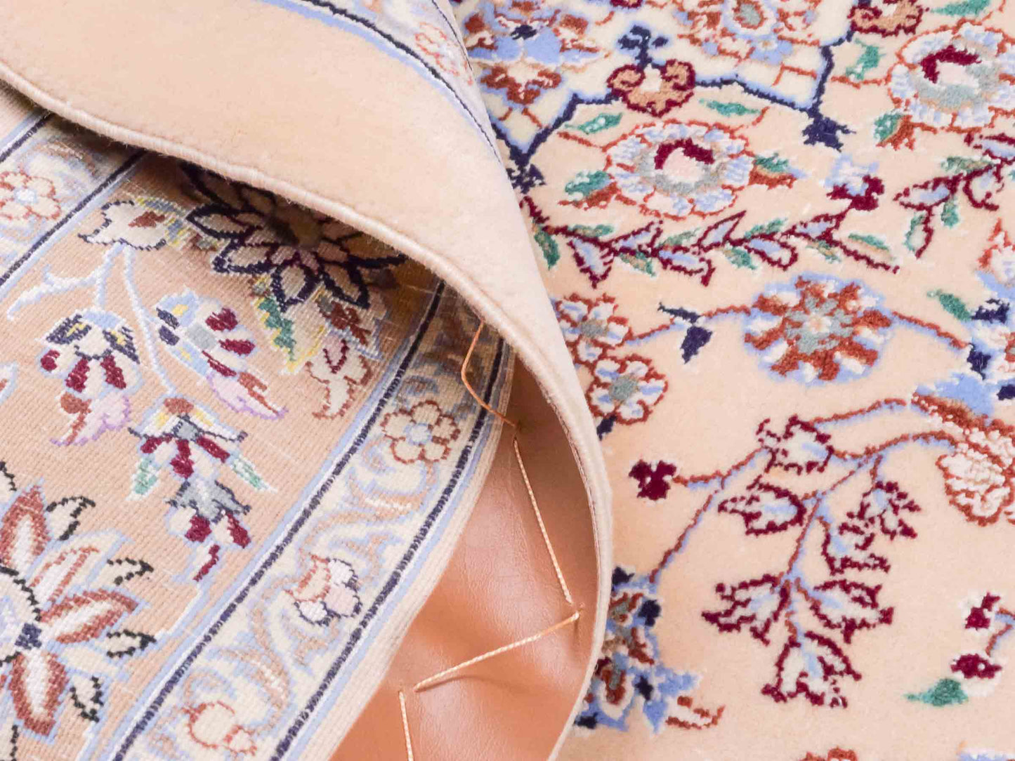 Handgeknüpfter Nain 6La Perserteppich von Khademi aus Wolle mit Seide, beige. Persischer Orientteppich mit Medaillon. Von Hand geknüpft in Iran / Persien. Größe: 165 cm x 108 cm. Teppichnummer: SB3-1056 | Jupiter Intl.