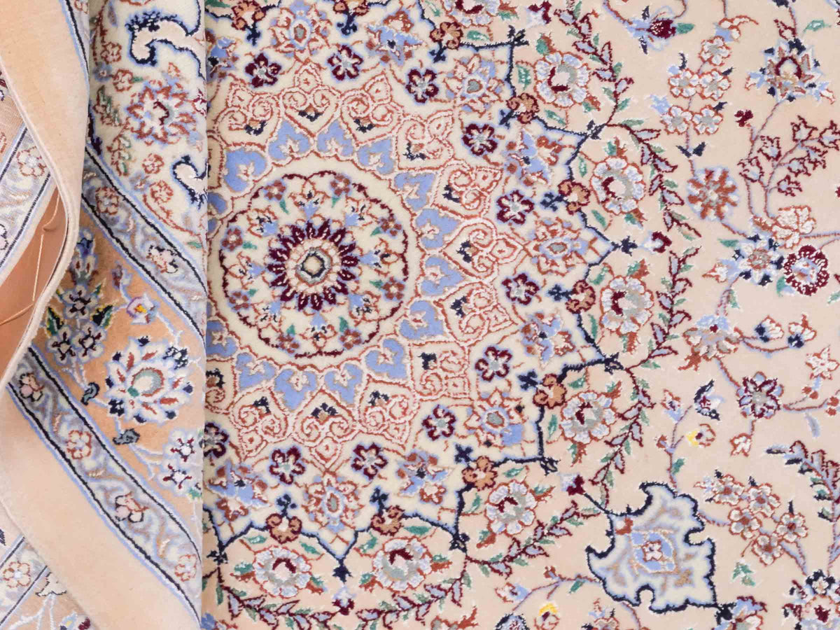 Handgeknüpfter Nain 6La Perserteppich von Khademi aus Wolle mit Seide, beige. Persischer Orientteppich mit Medaillon. Von Hand geknüpft in Iran / Persien. Größe: 165 cm x 108 cm. Teppichnummer: SB3-1056 | Jupiter Intl.