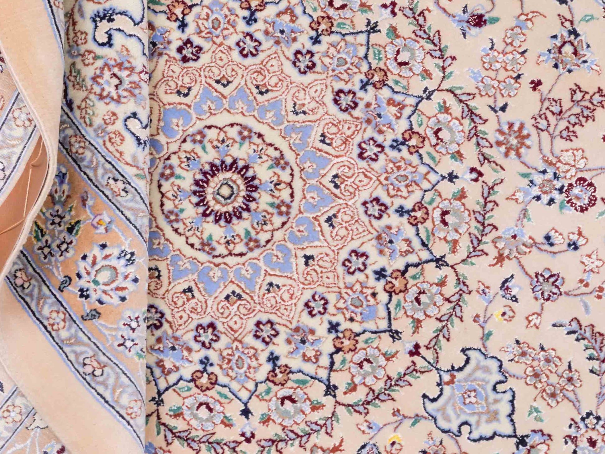 Handgeknüpfter Nain 6La Perserteppich von Khademi aus Wolle mit Seide, beige. Persischer Orientteppich mit Medaillon. Von Hand geknüpft in Iran / Persien. Größe: 165 cm x 108 cm. Teppichnummer: SB3-1056 | Jupiter Intl.