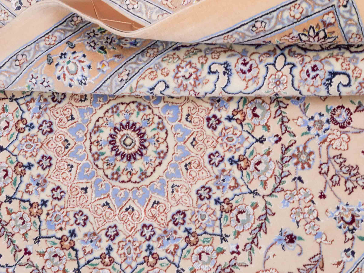 Handgeknüpfter Nain 6La Perserteppich von Khademi aus Wolle mit Seide, beige. Persischer Orientteppich mit Medaillon. Von Hand geknüpft in Iran / Persien. Größe: 165 cm x 108 cm. Teppichnummer: SB3-1056 | Jupiter Intl.