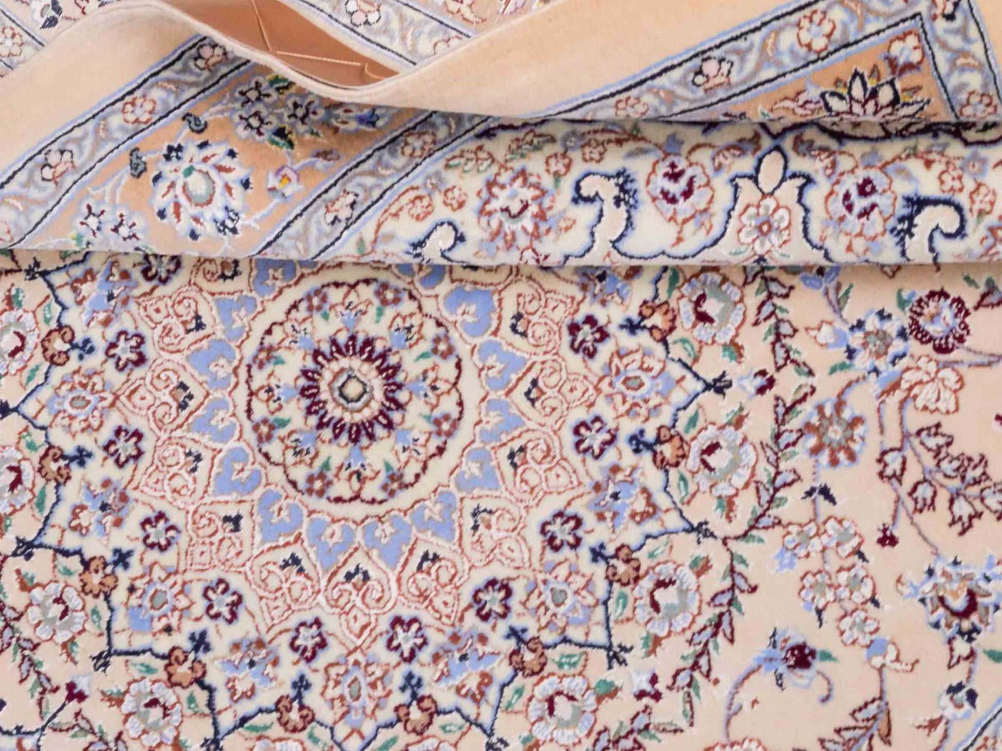 Handgeknüpfter Nain 6La Perserteppich von Khademi aus Wolle mit Seide, beige. Persischer Orientteppich mit Medaillon. Von Hand geknüpft in Iran / Persien. Größe: 165 cm x 108 cm. Teppichnummer: SB3-1056 | Jupiter Intl.