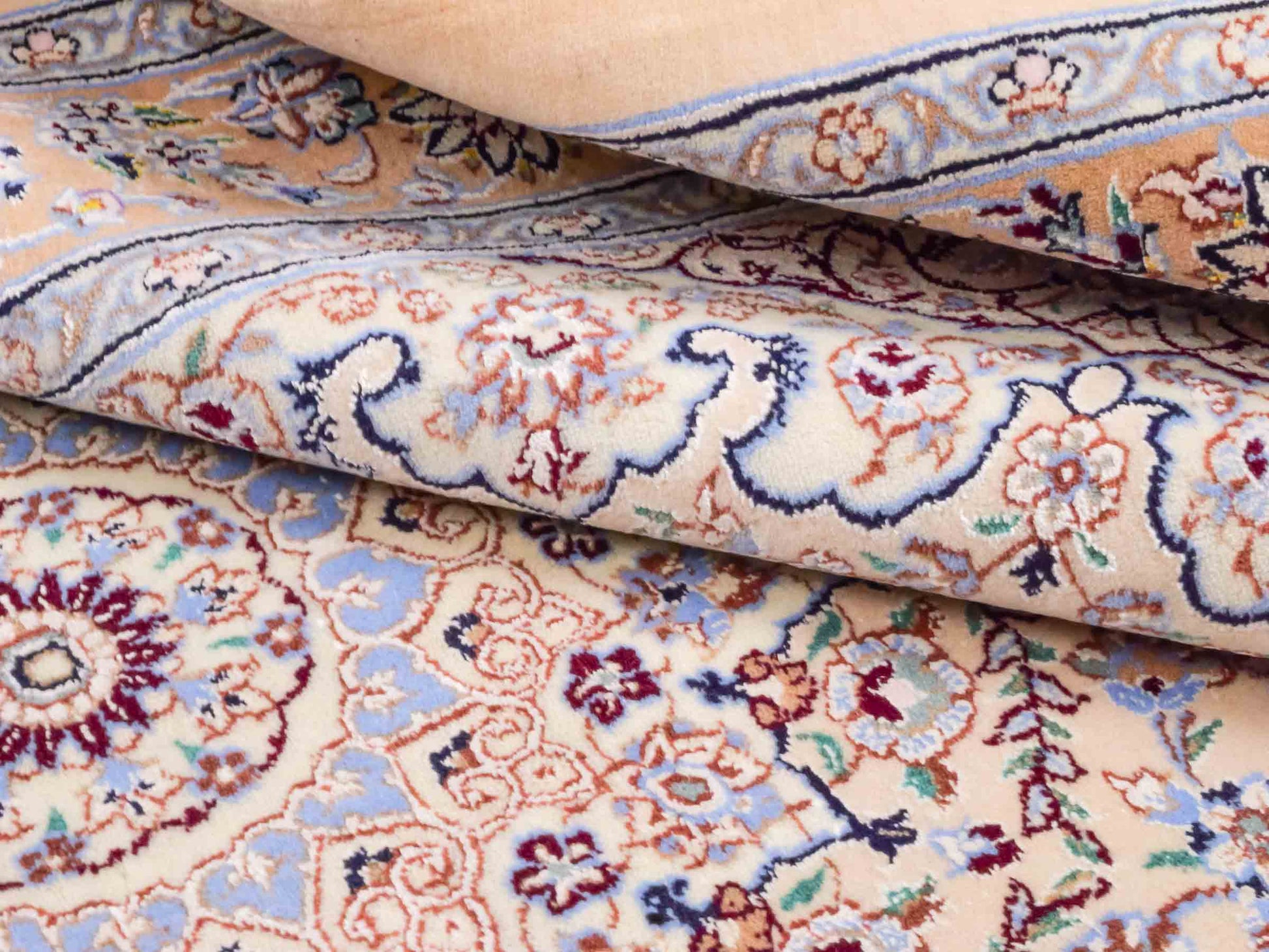 Handgeknüpfter Nain 6La Perserteppich von Khademi aus Wolle mit Seide, beige. Persischer Orientteppich mit Medaillon. Von Hand geknüpft in Iran / Persien. Größe: 165 cm x 108 cm. Teppichnummer: SB3-1056 | Jupiter Intl.