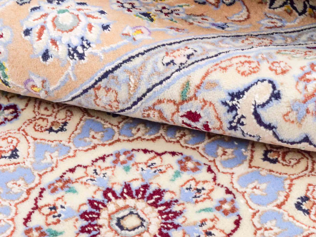 Handgeknüpfter Nain 6La Perserteppich von Khademi aus Wolle mit Seide, beige. Persischer Orientteppich mit Medaillon. Von Hand geknüpft in Iran / Persien. Größe: 165 cm x 108 cm. Teppichnummer: SB3-1056 | Jupiter Intl.