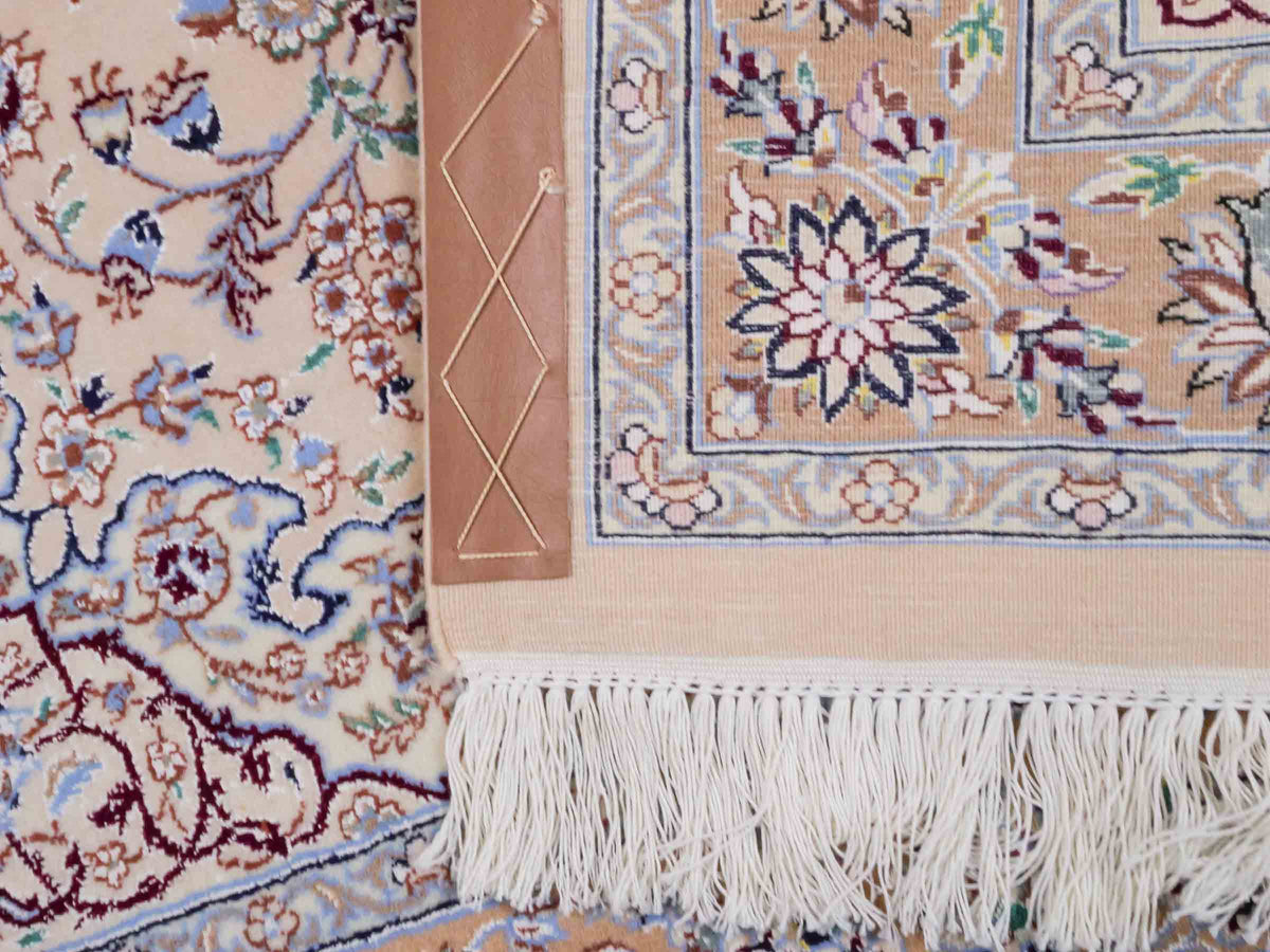 Handgeknüpfter Nain 6La Perserteppich von Khademi aus Wolle mit Seide, beige. Persischer Orientteppich mit Medaillon. Von Hand geknüpft in Iran / Persien. Größe: 165 cm x 108 cm. Teppichnummer: SB3-1056 | Jupiter Intl.